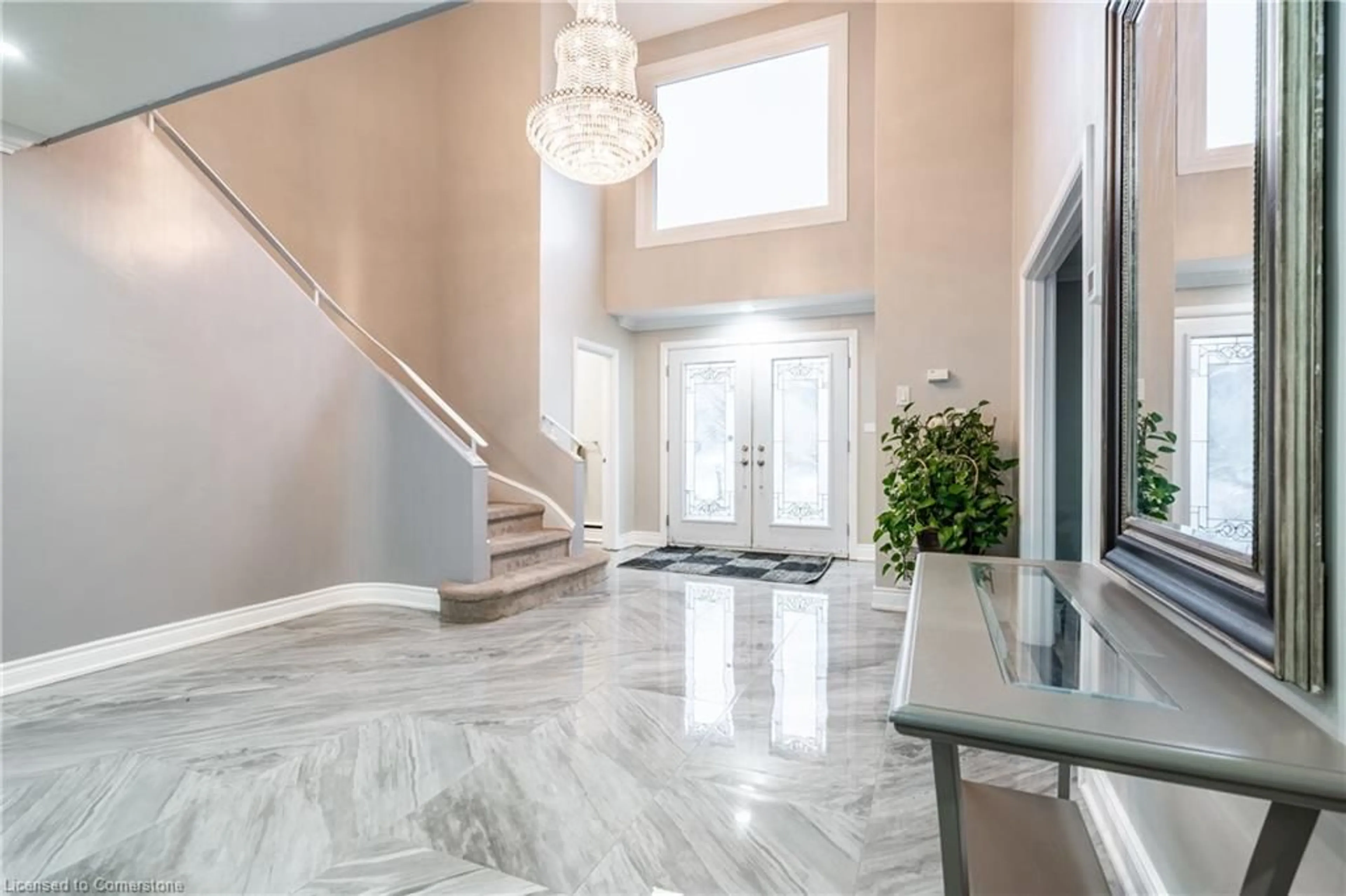 Indoor foyer for 10 Douglas Pl, Stoney Creek Ontario L8G 1M6