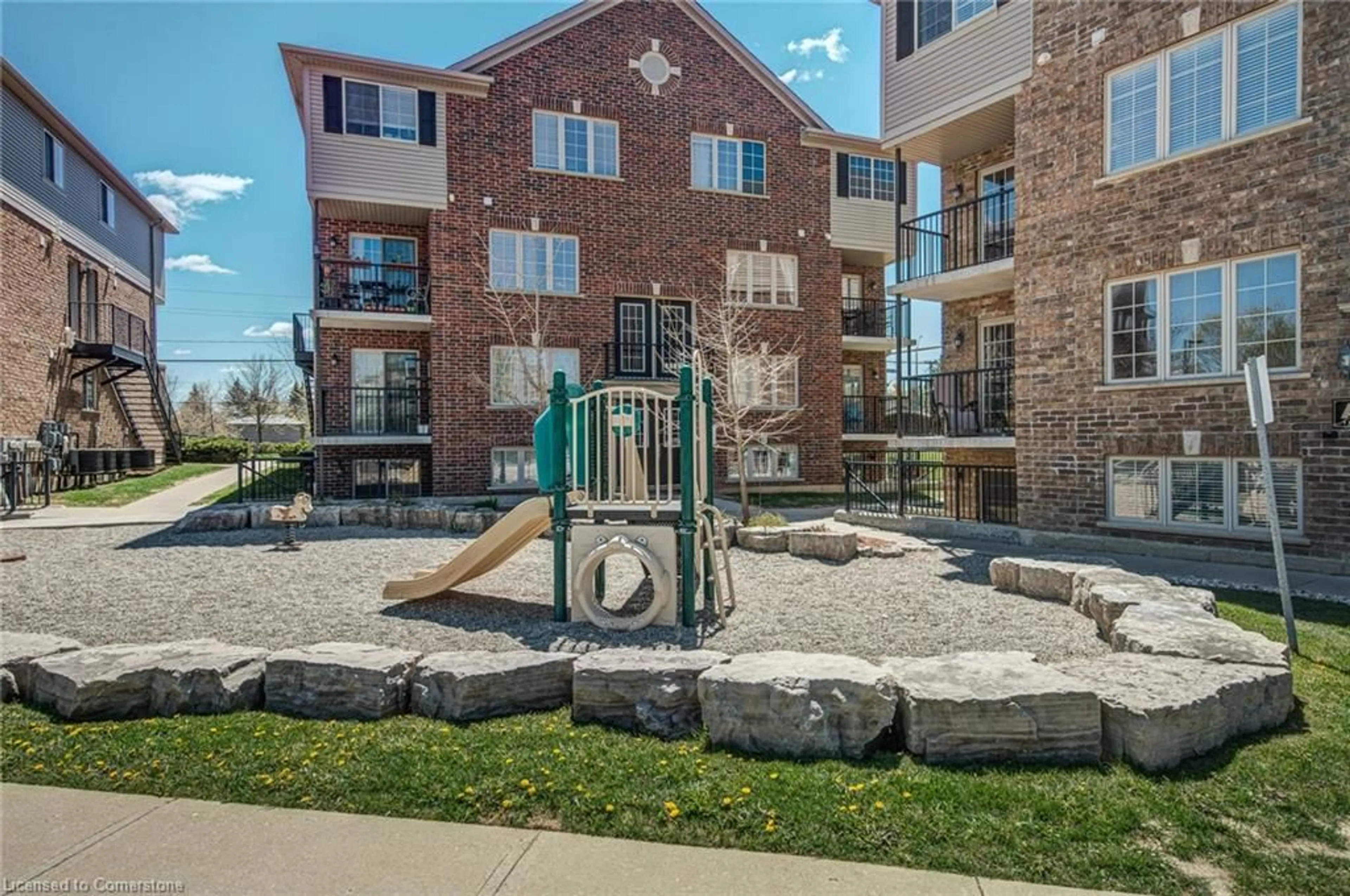 Patio, building for 950 Highland Rd #17, Kitchener Ontario N2N 0A5