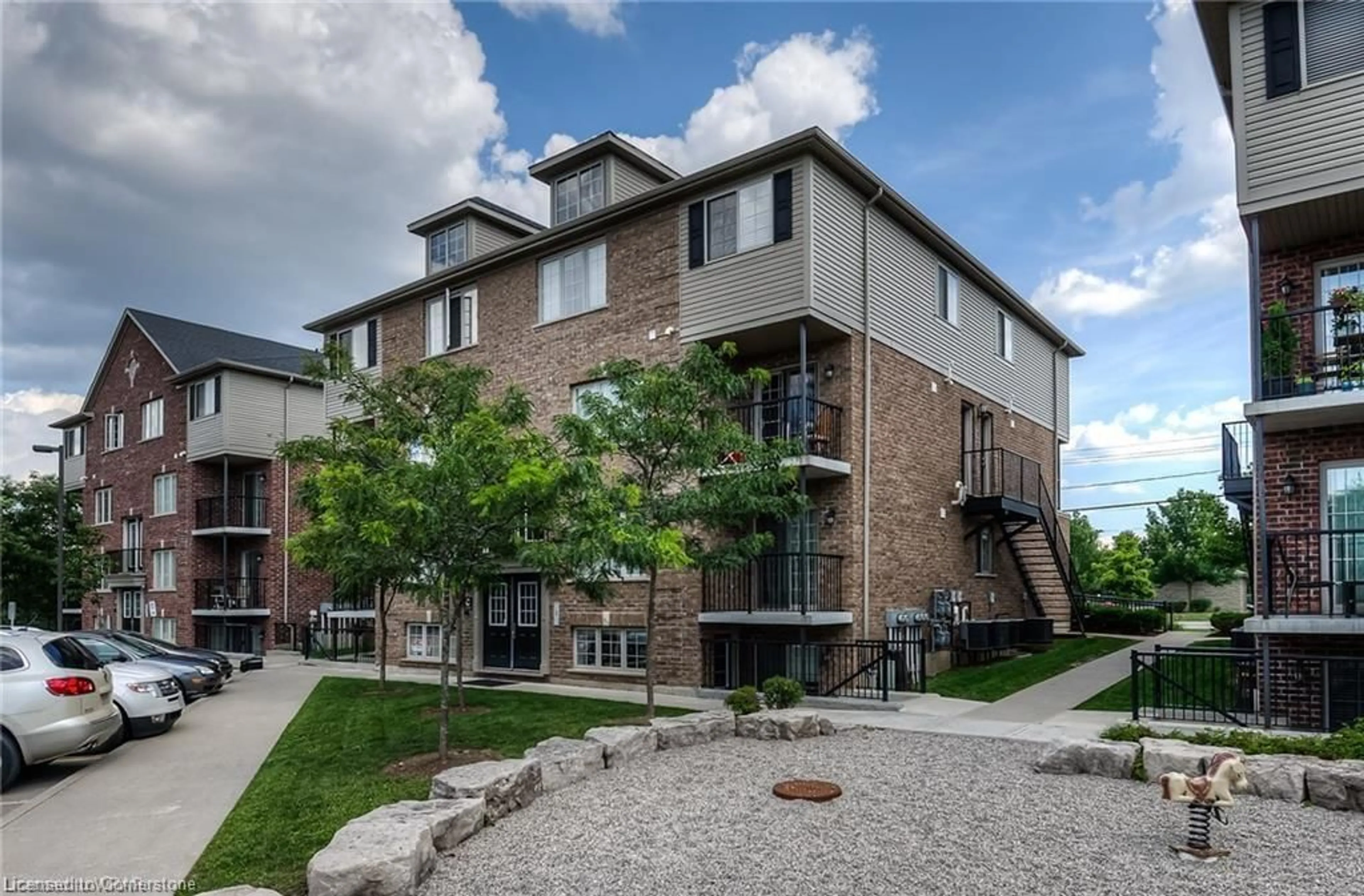 Patio, building for 950 Highland Rd #17, Kitchener Ontario N2N 0A5