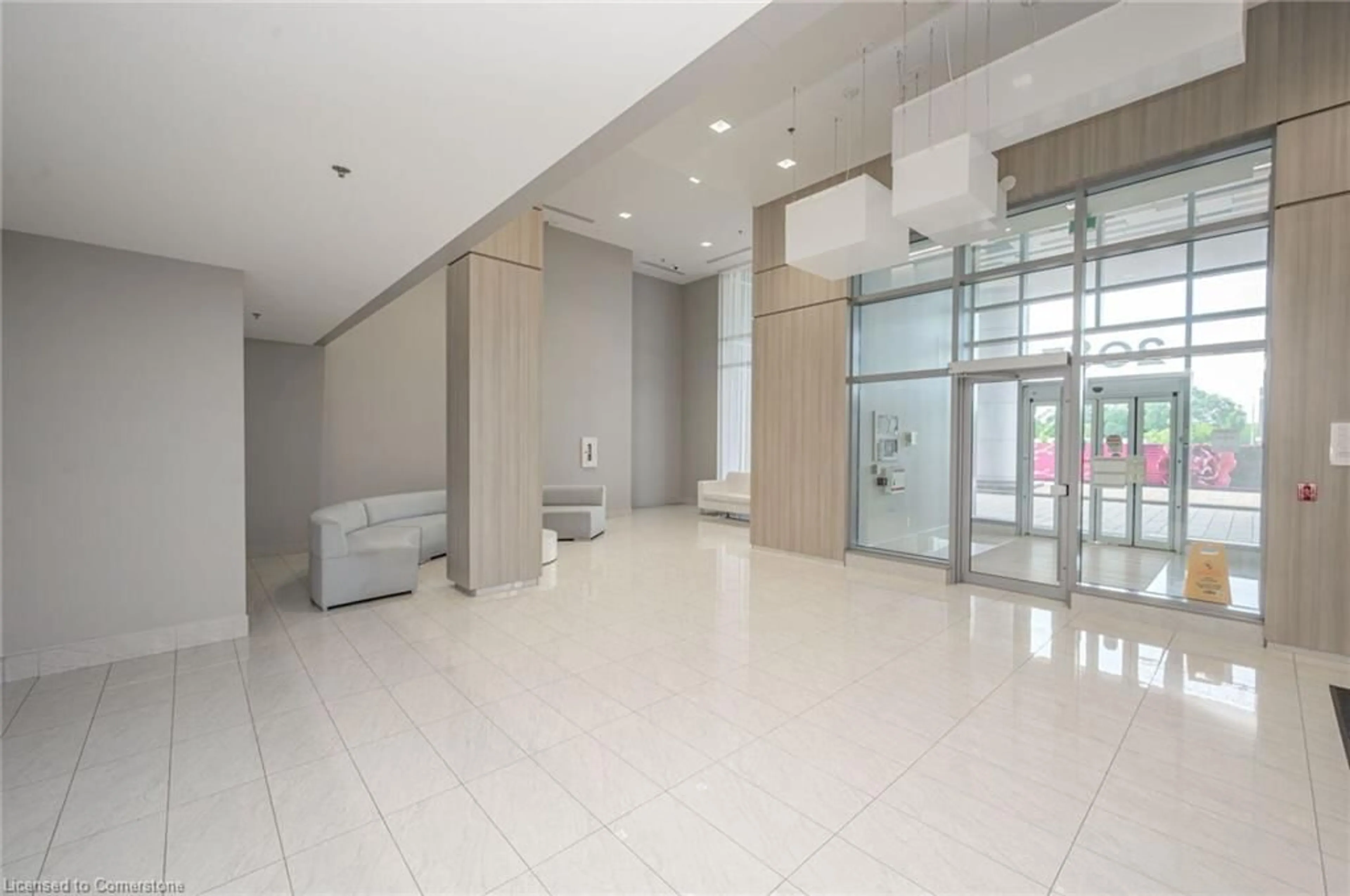 Indoor foyer for 2087 Fairview Street St #1805, Burlington Ontario L7R 0E5