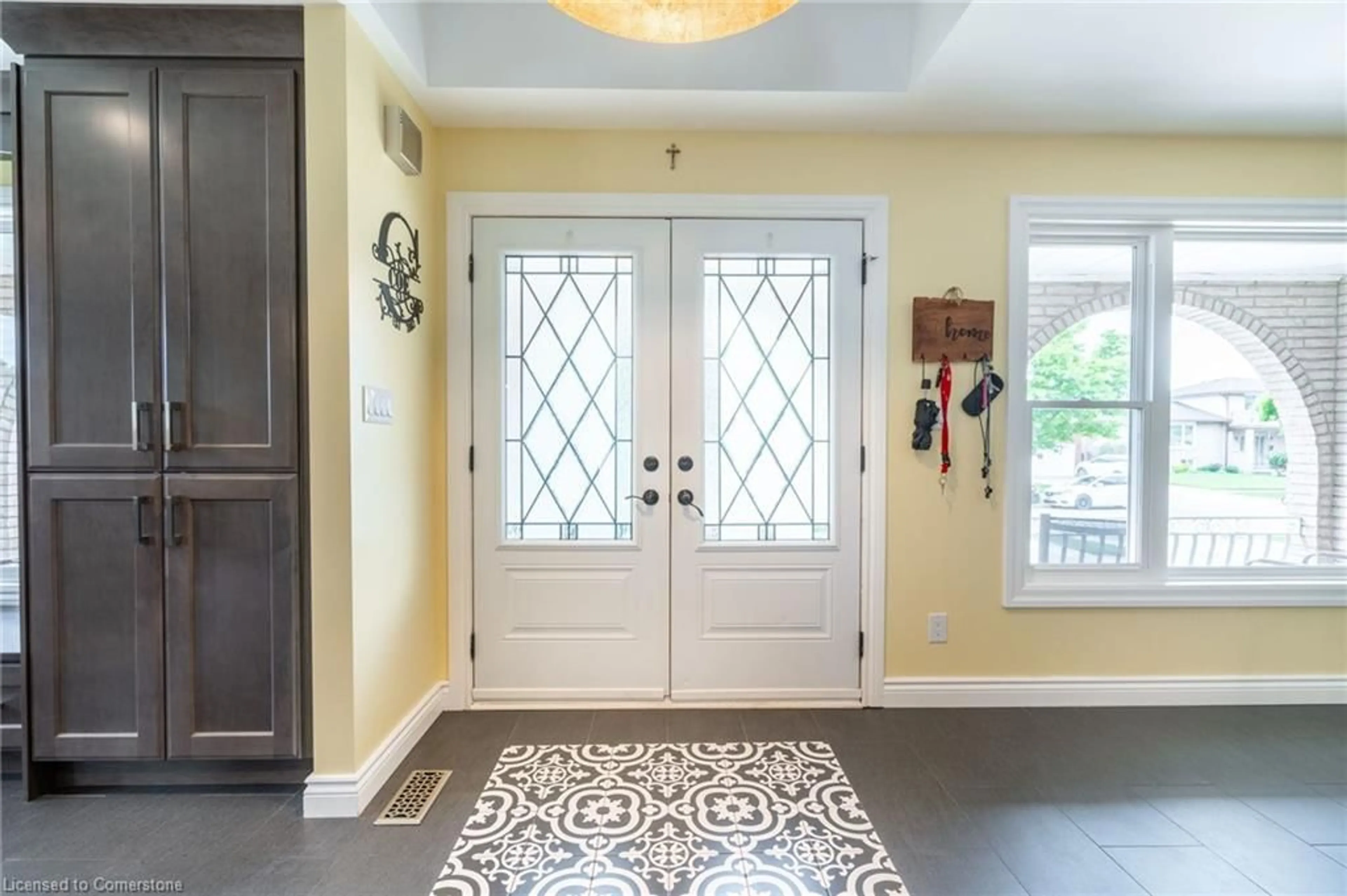 Indoor entryway for 95 Ellington Ave, Stoney Creek Ontario L8E 3T5