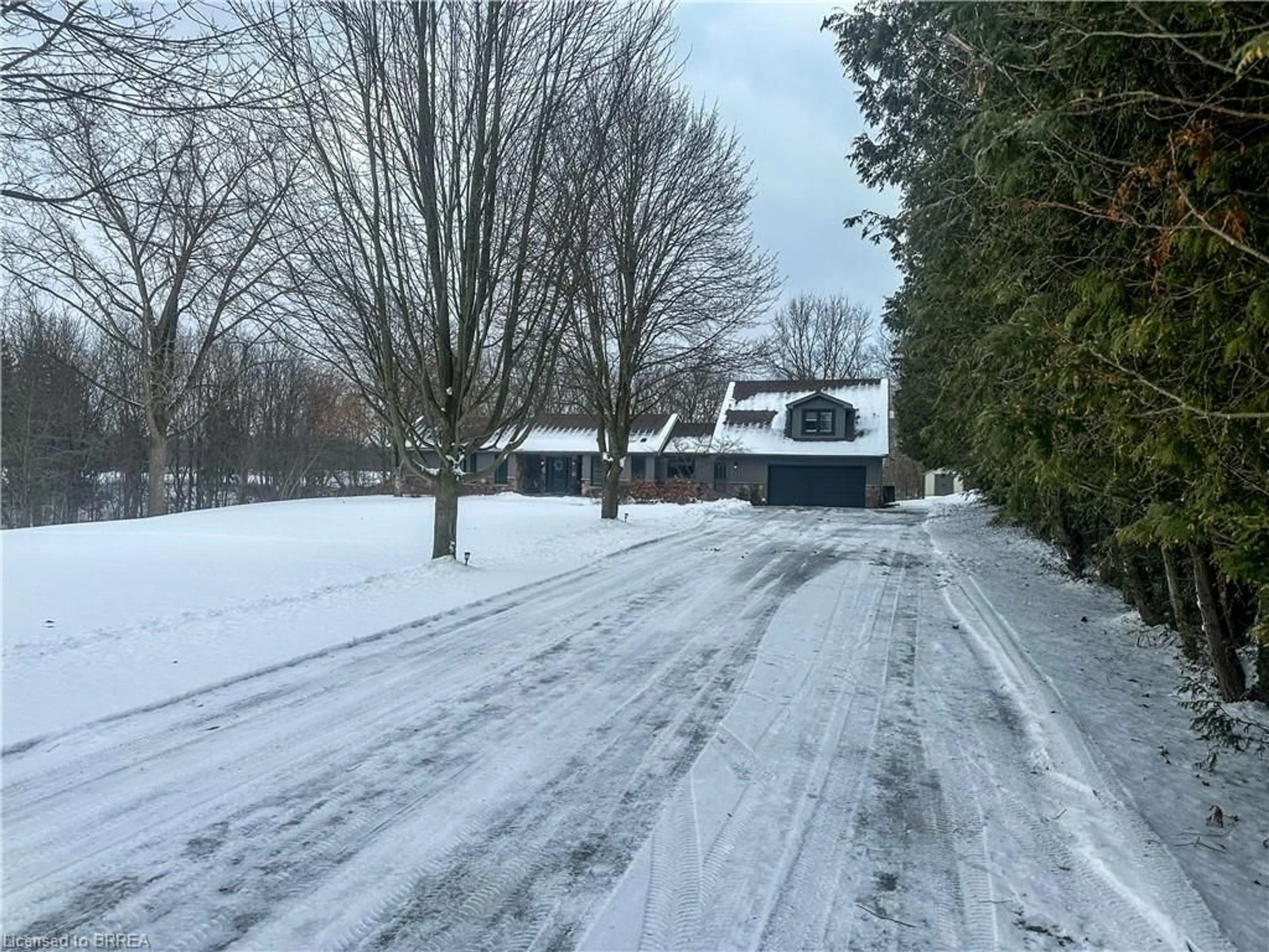 A pic from outside/outdoor area/front of a property/back of a property/a pic from drone, street for 3976 Powerline Rd, Ancaster Ontario L0R 1T0