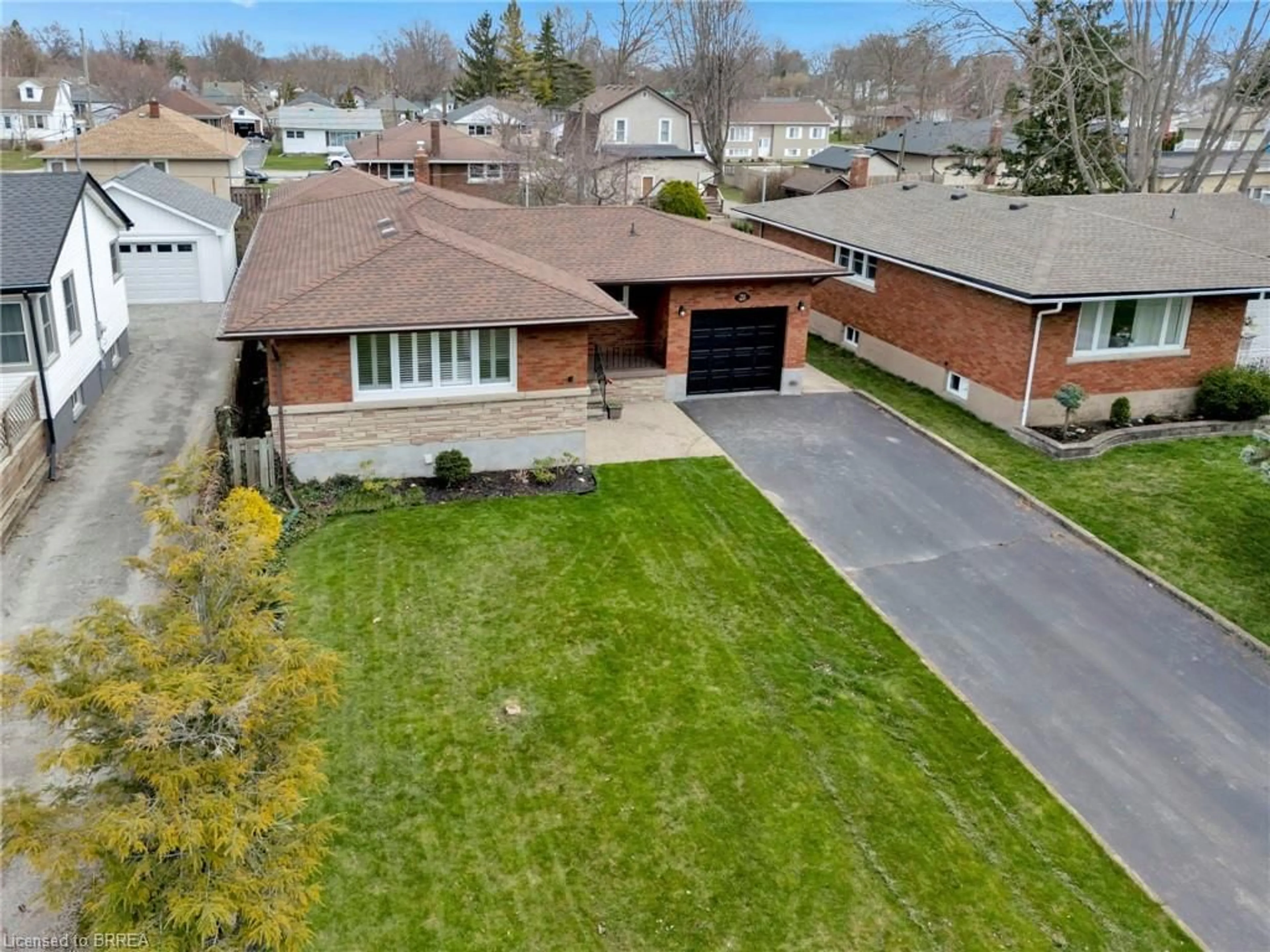 A pic from outside/outdoor area/front of a property/back of a property/a pic from drone, street for 21 Jefferson Ave, Port Colborne Ontario L3K 5M7