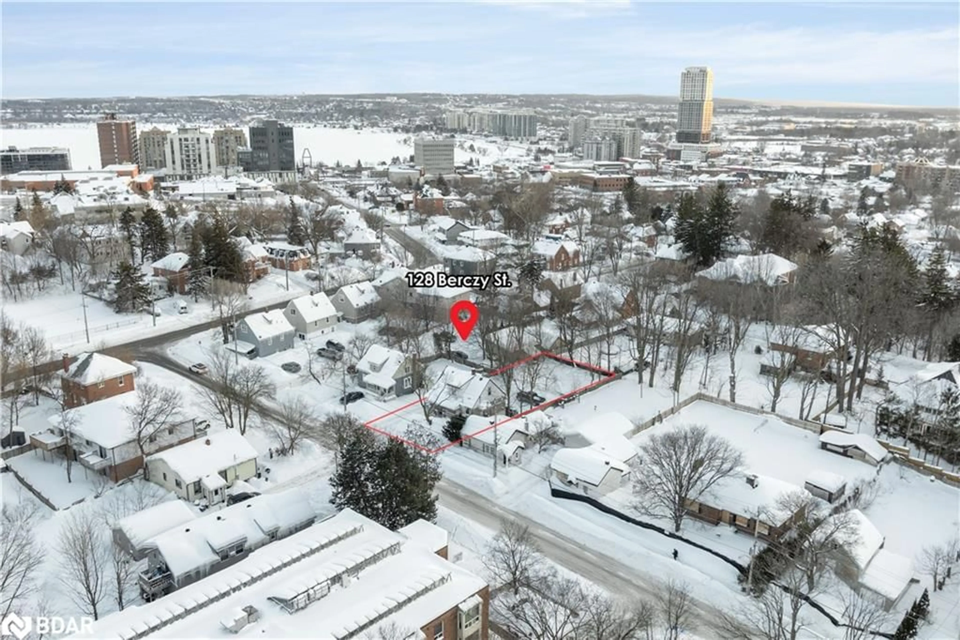 A pic from outside/outdoor area/front of a property/back of a property/a pic from drone, city buildings view from balcony for 128 Berczy St, Barrie Ontario L4M 3R4