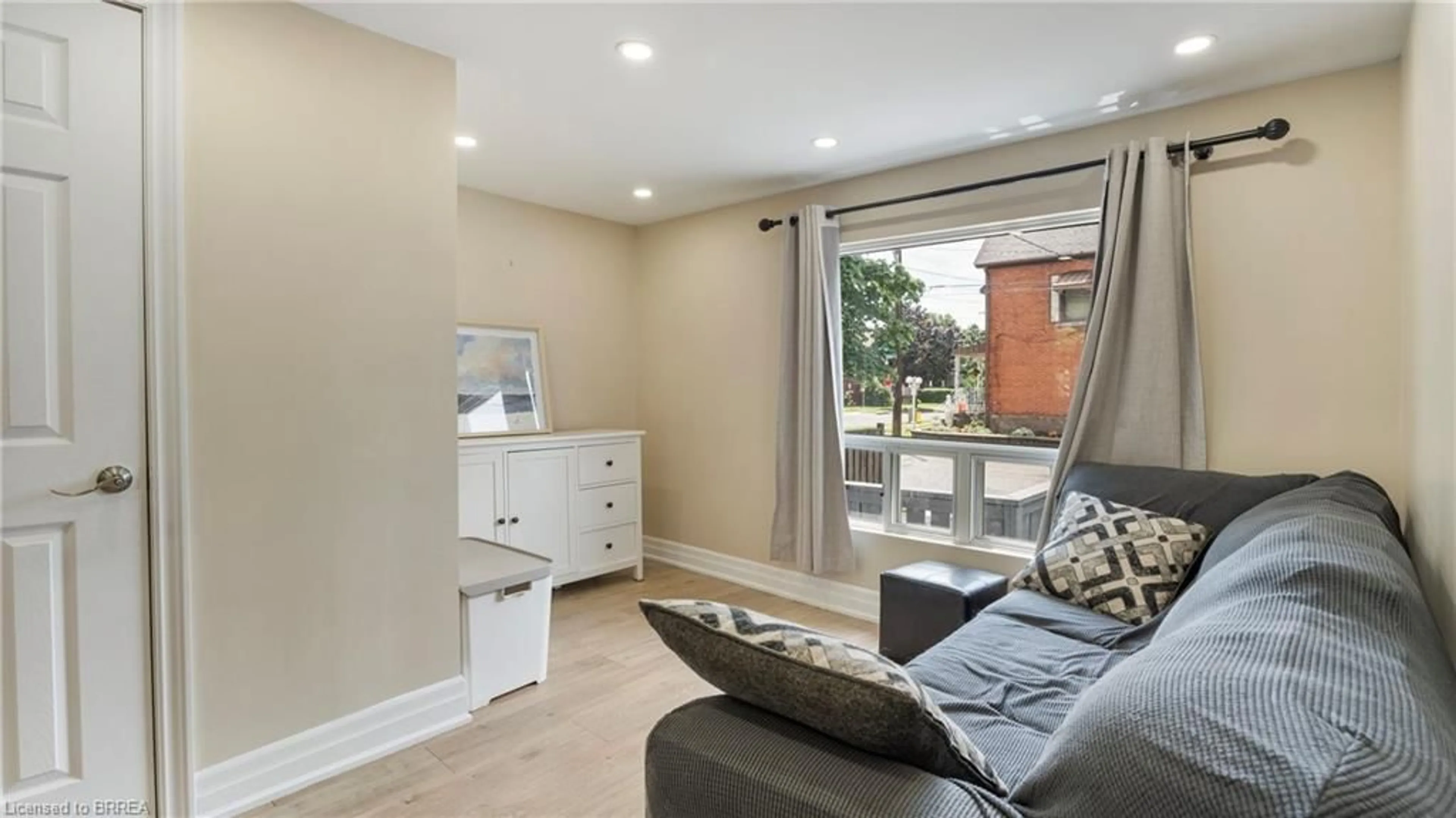 Living room with furniture, unknown for 33 Highland Ave, Hamilton Ontario L8L 1Y8