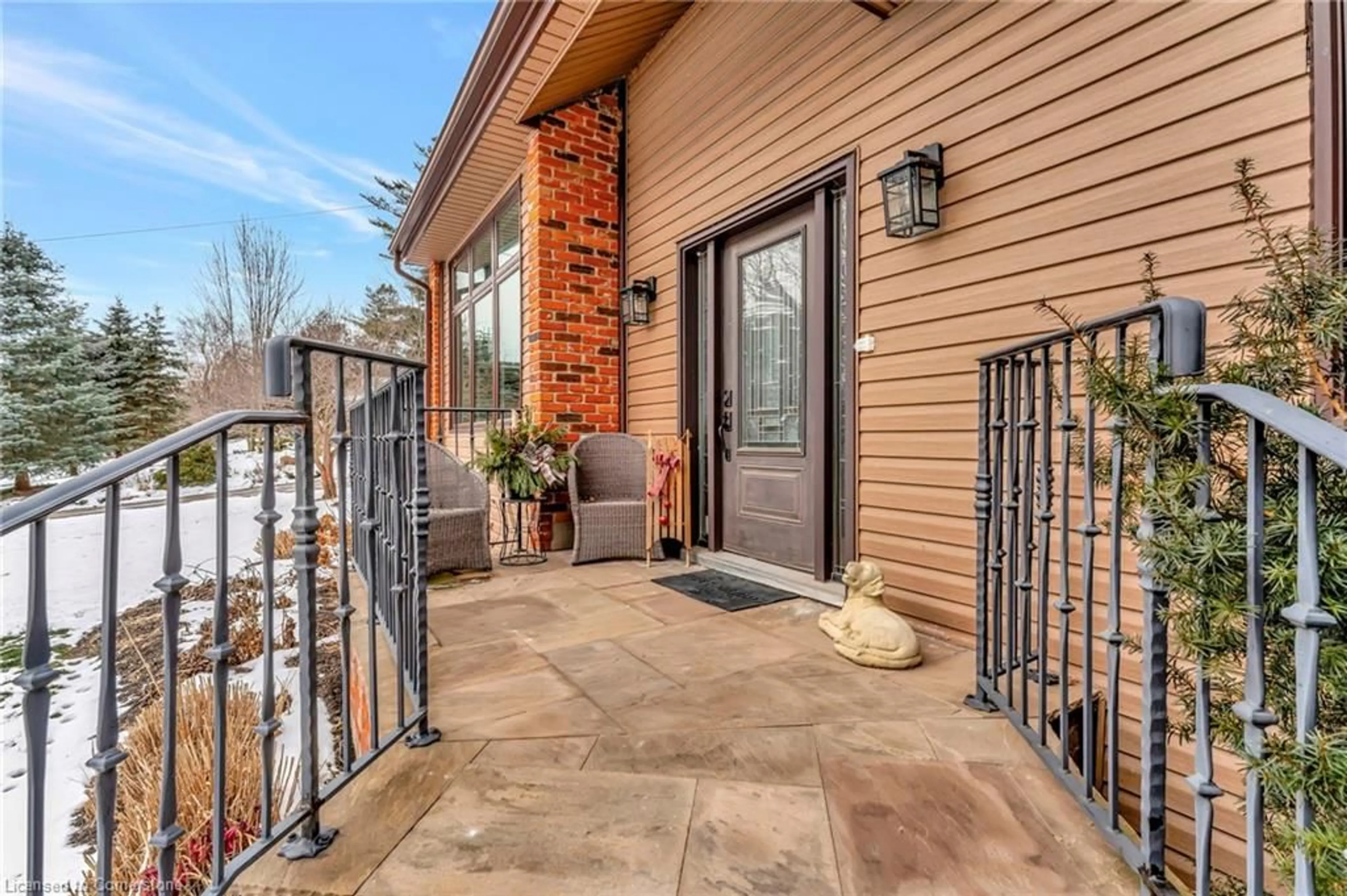 Indoor entryway for 101 Hillcrest Ave, Hamilton Ontario L9H 4X4