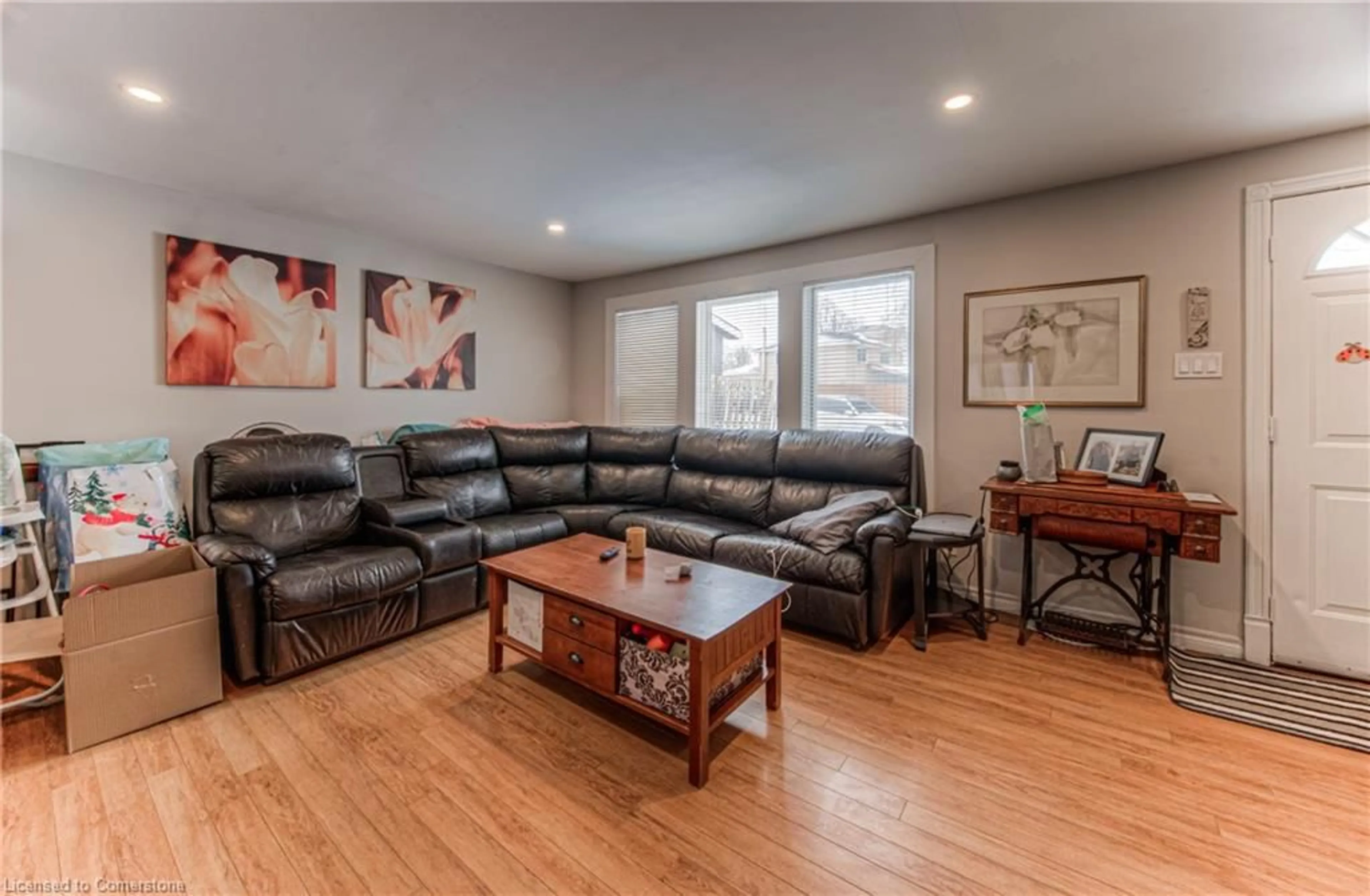 Living room with furniture, wood/laminate floor for 539 Pinetree Cres, Cambridge Ontario N3H 4X4