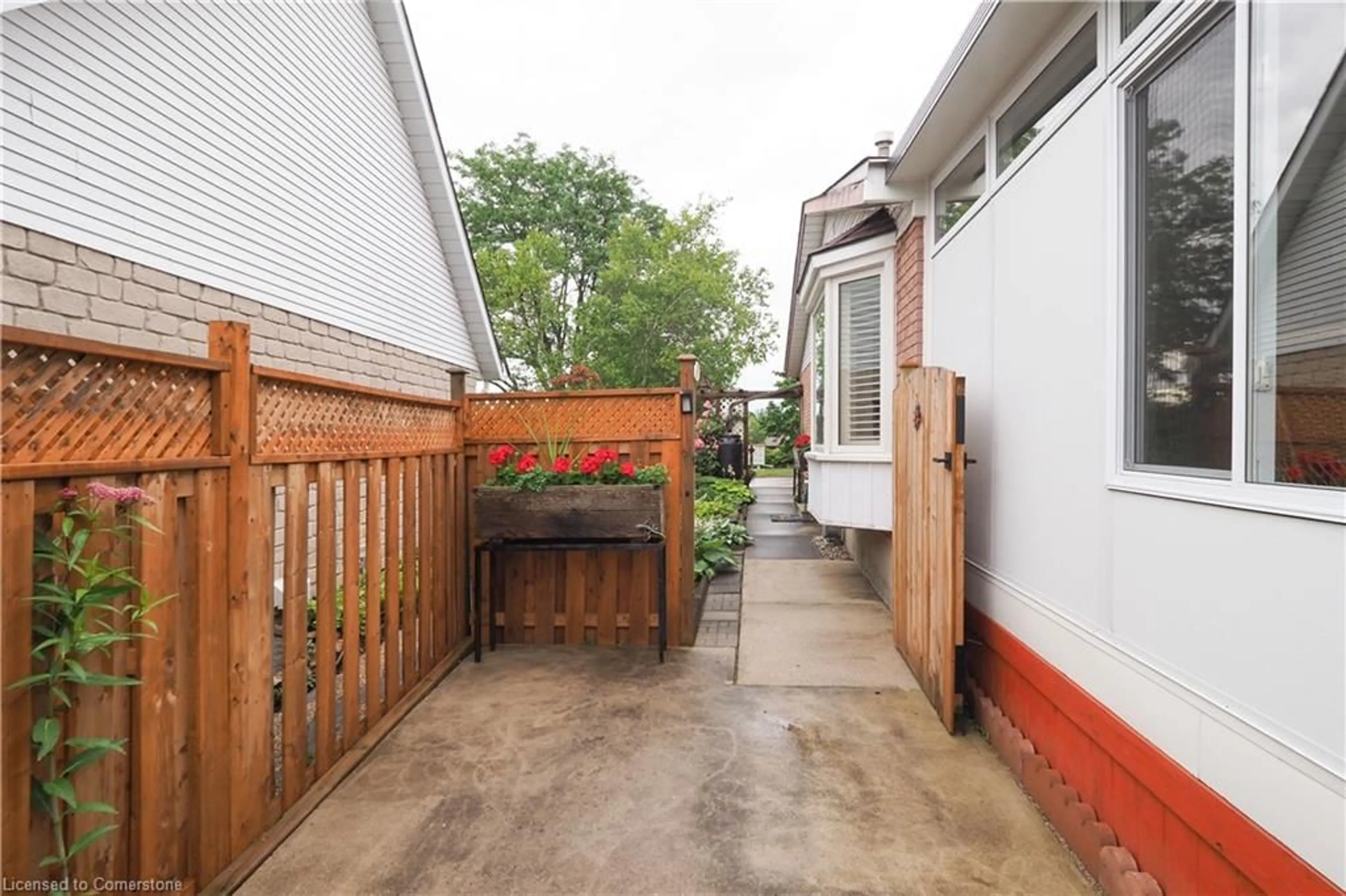 Patio, street for 336 Northlake Dr, Waterloo Ontario N2V 1R1