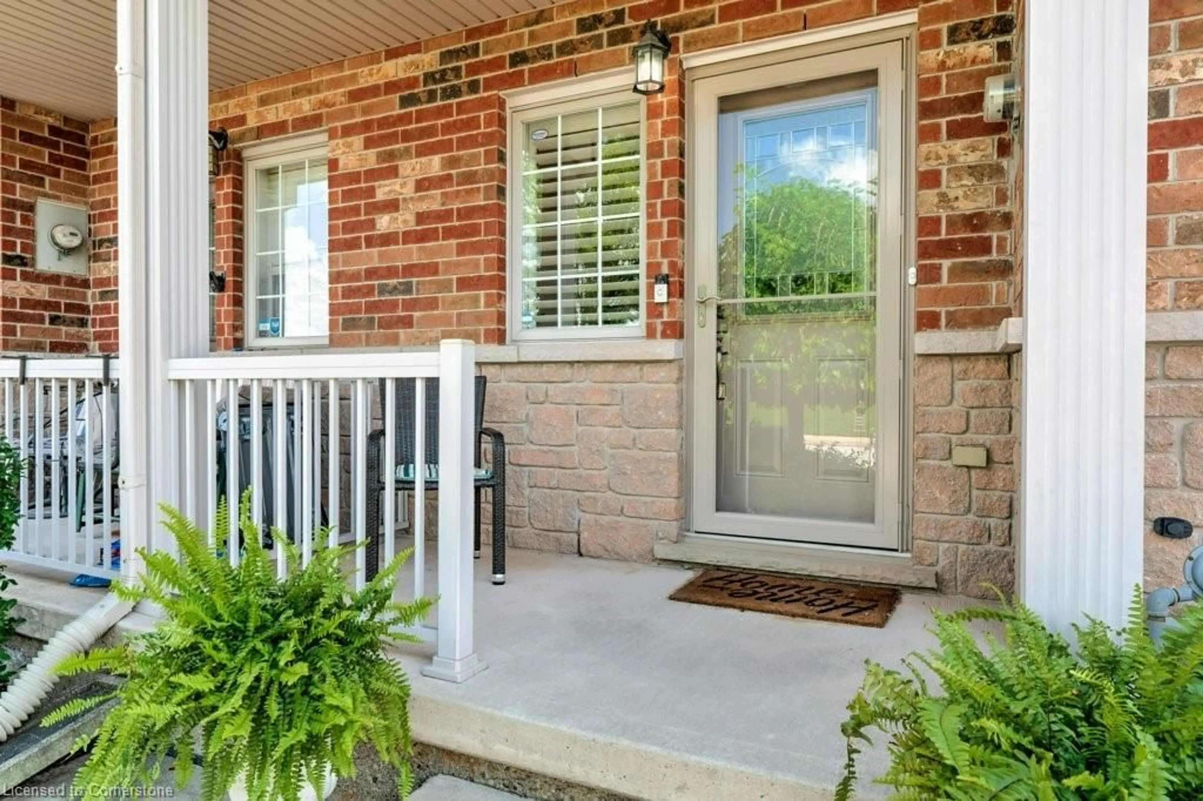 Indoor entryway for 5232 Stonehaven Dr, Burlington Ontario L7L 7J4