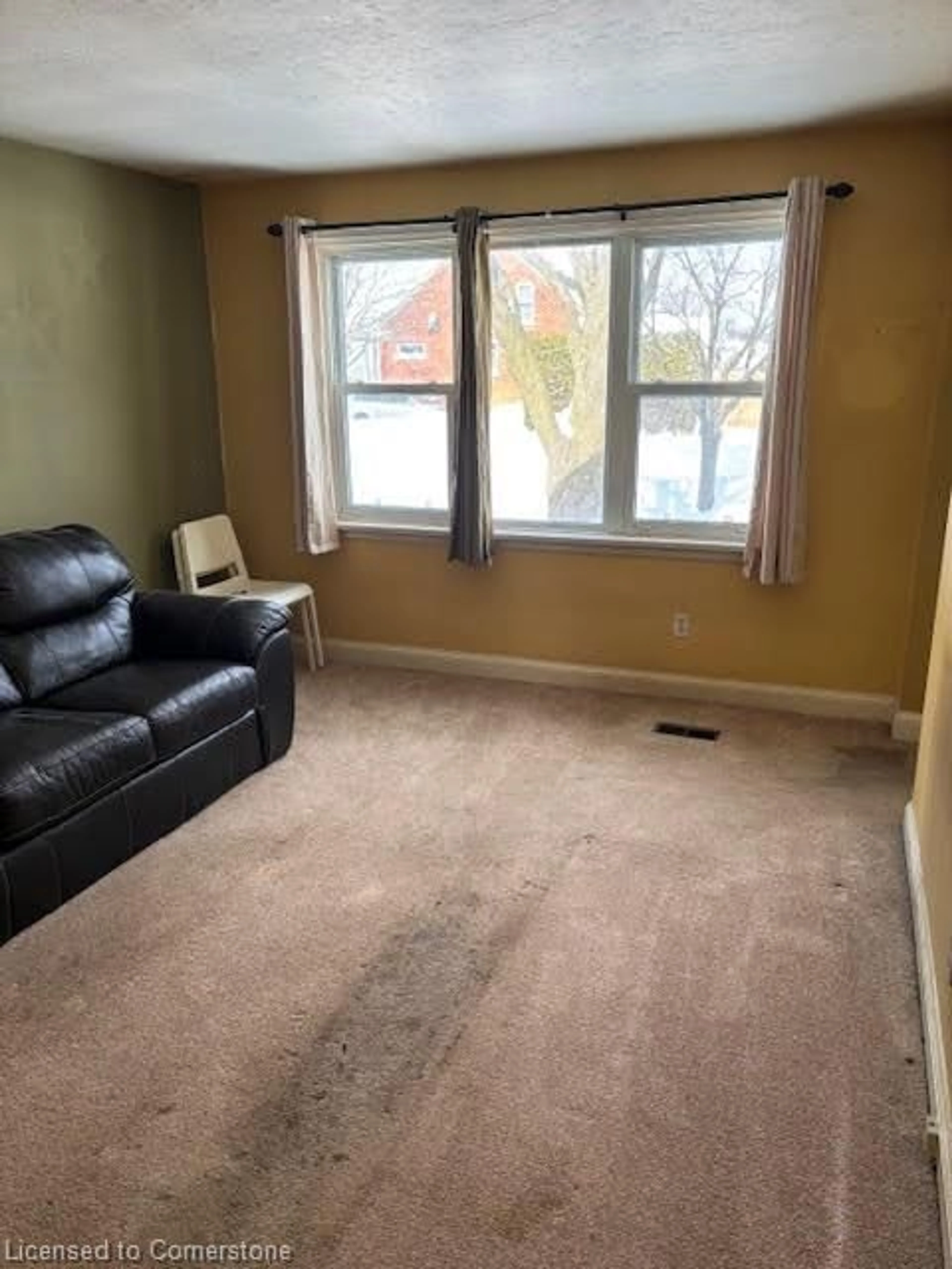 Living room with furniture, carpet floor for 149 Arnold St, Kitchener Ontario N2H 6E4