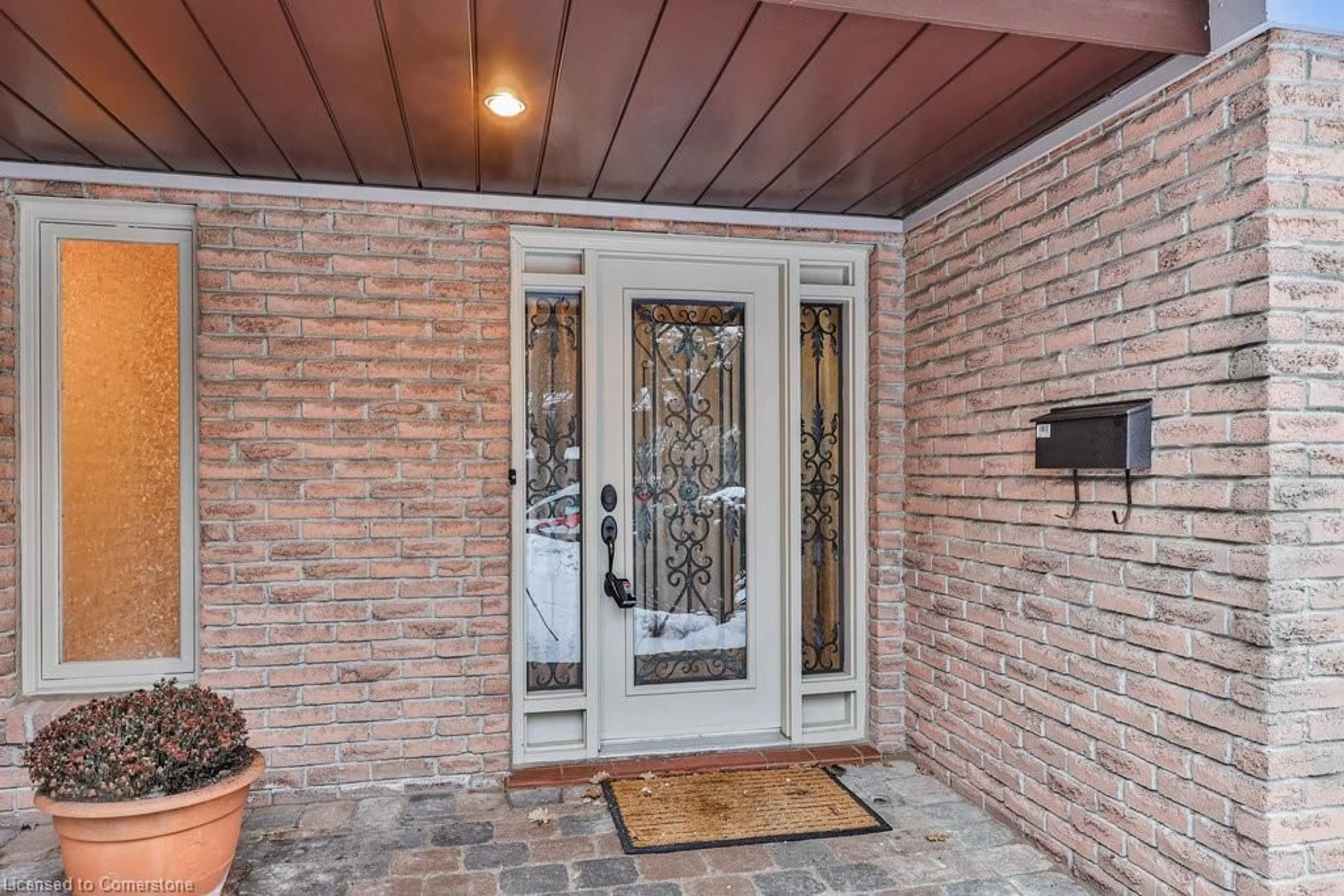 Indoor entryway for 1829 Sherwood Forrest Cir, Mississauga Ontario L5K 2G6