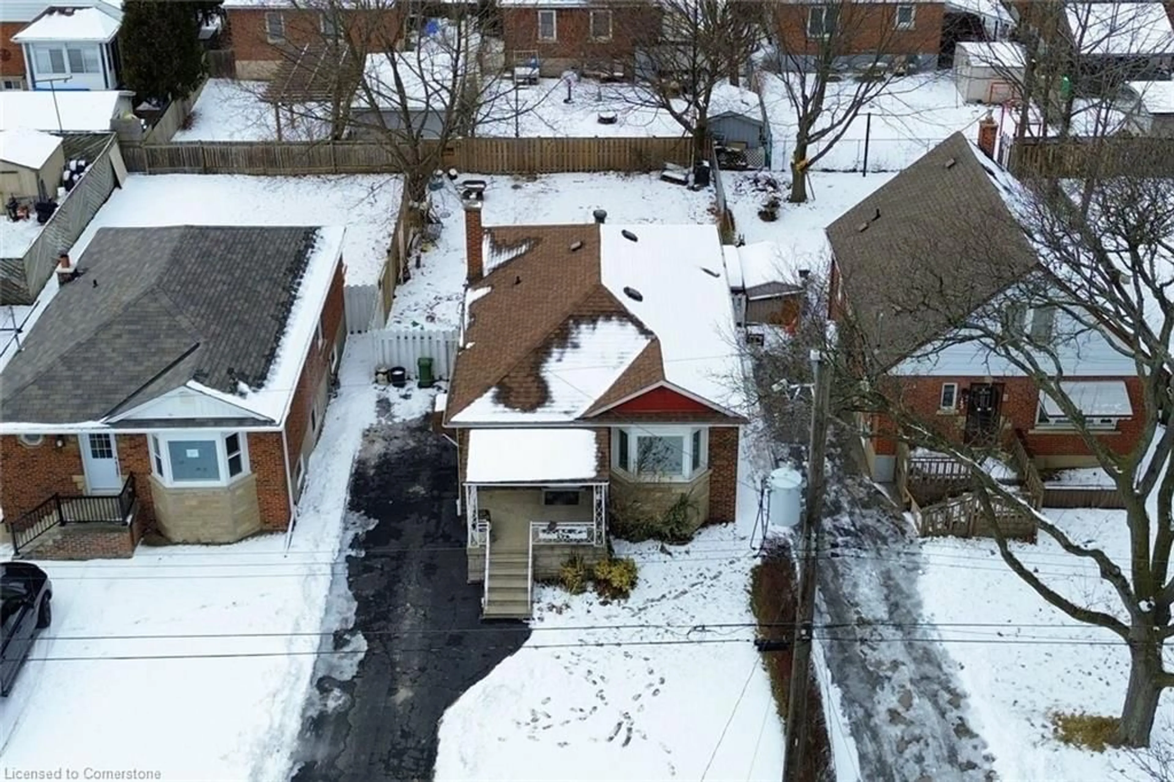 A pic from outside/outdoor area/front of a property/back of a property/a pic from drone, street for 174 East 34th St, Hamilton Ontario L8V 3W6