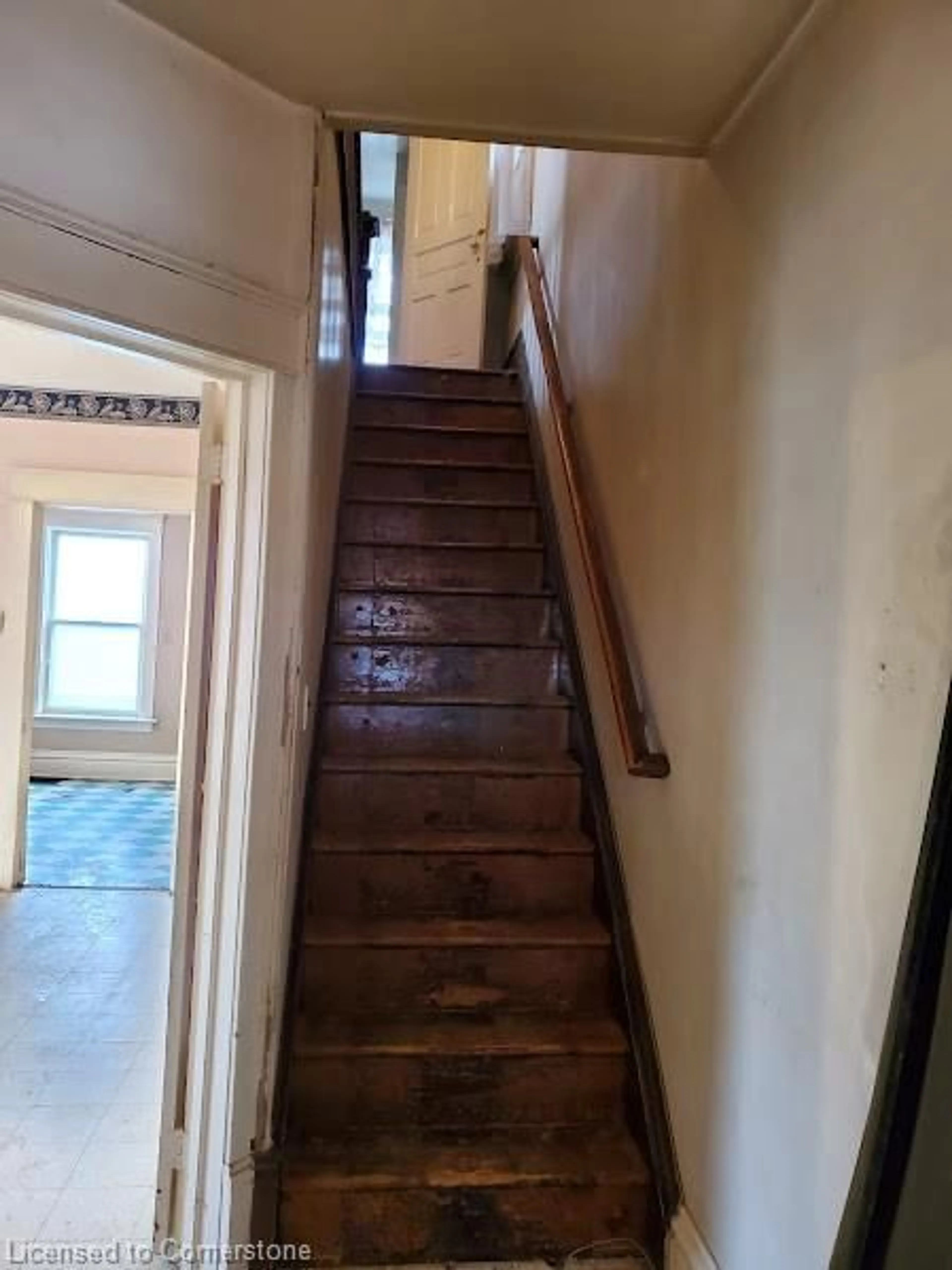 Stairs for 70 Wellington St, Cambridge Ontario N1R 3Y7