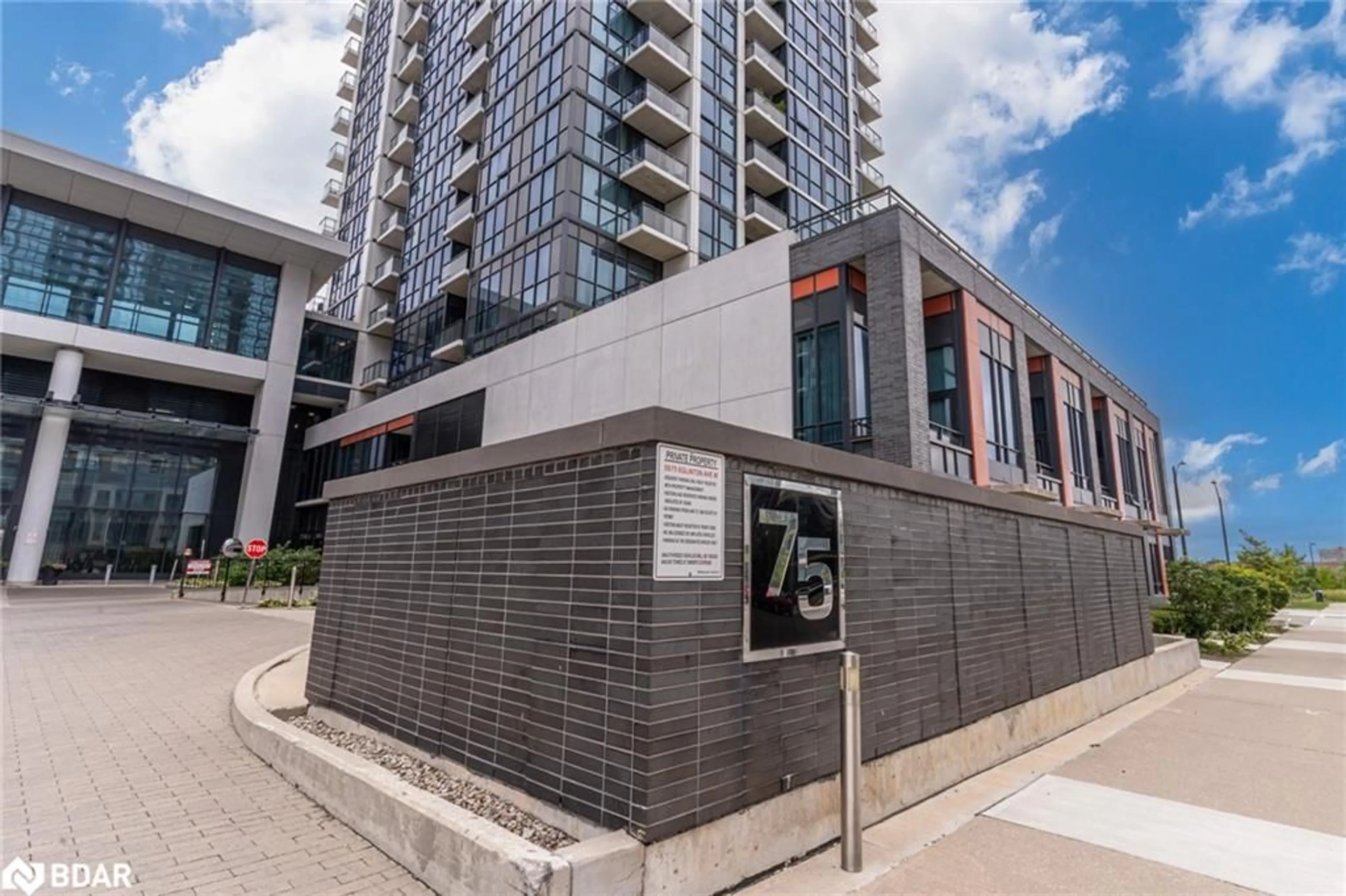 Patio, building for 75 Eglinton Ave #1710, Mississauga Ontario L5R 0E5