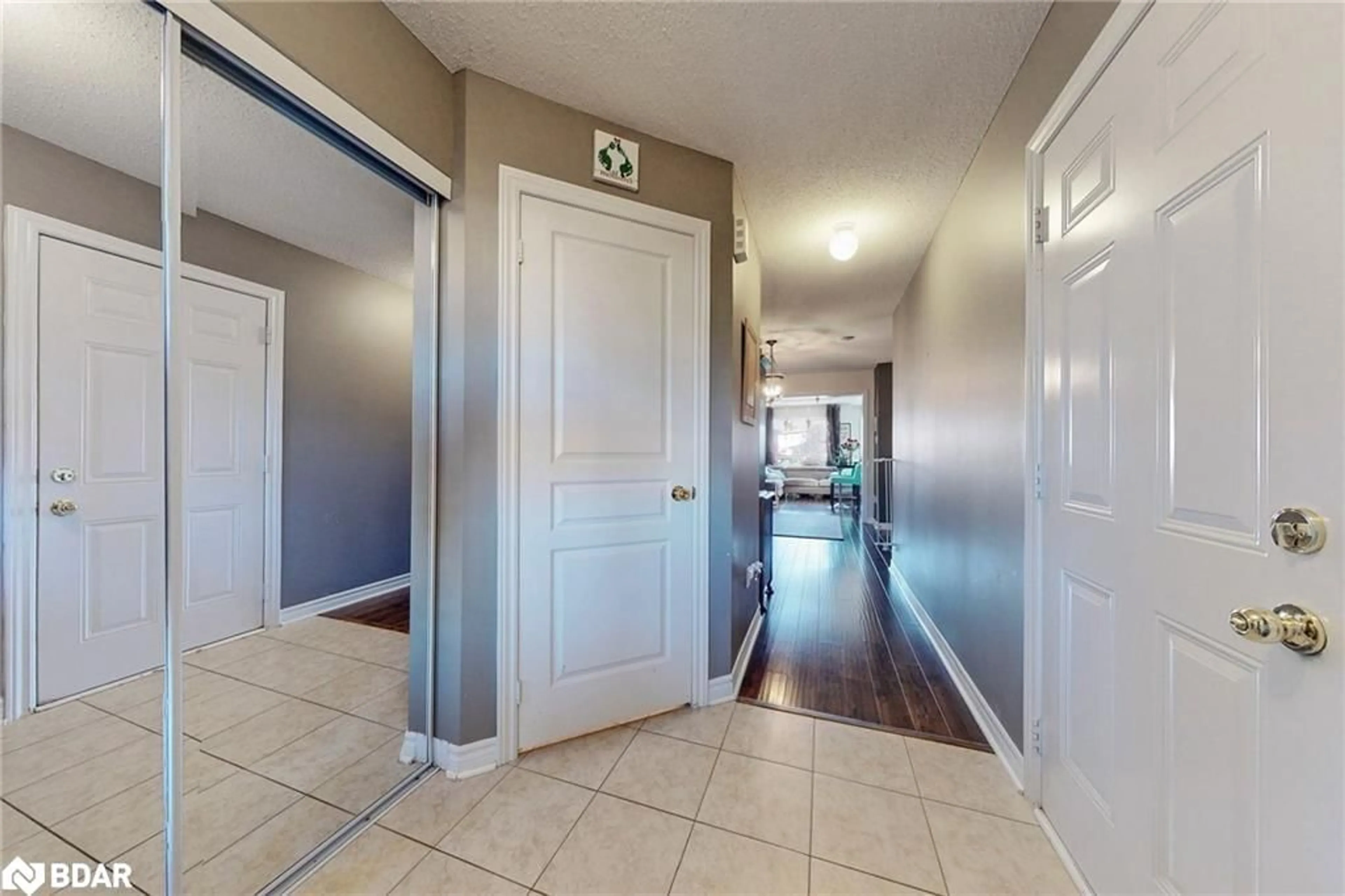 Indoor entryway for 28 Lancaster Crt, Barrie Ontario L4M 0G1