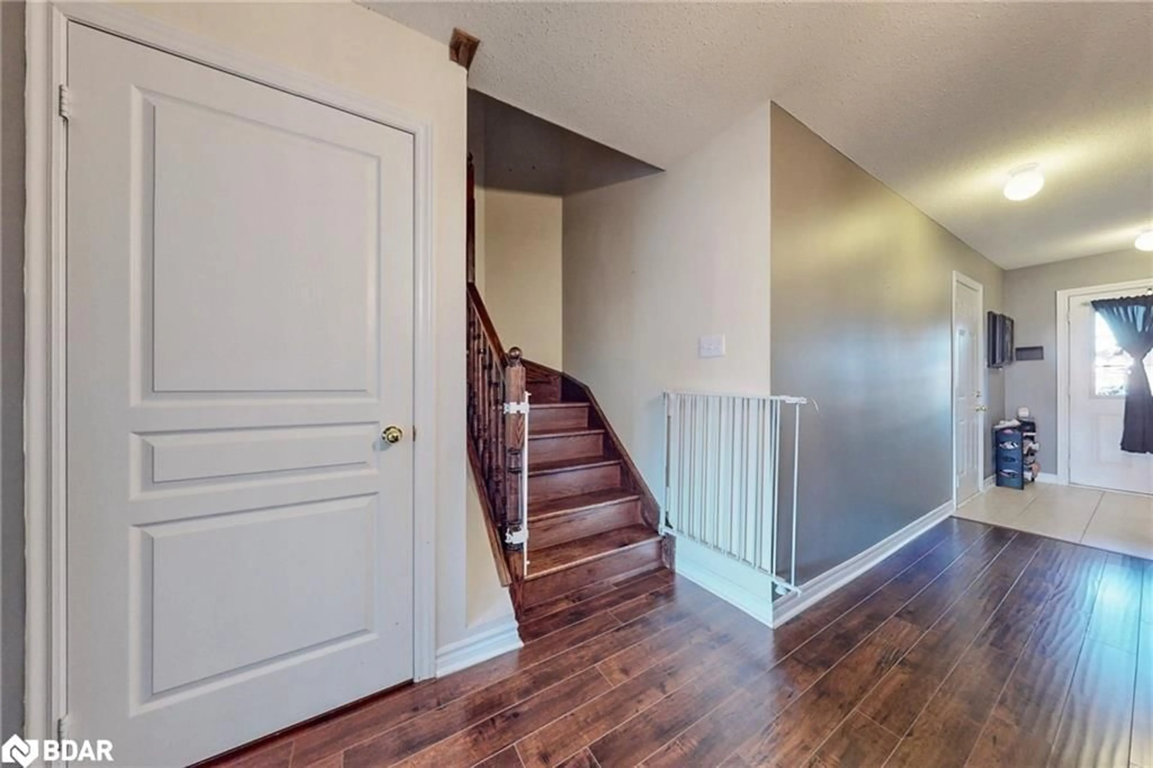 Indoor entryway for 28 Lancaster Crt, Barrie Ontario L4M 0G1