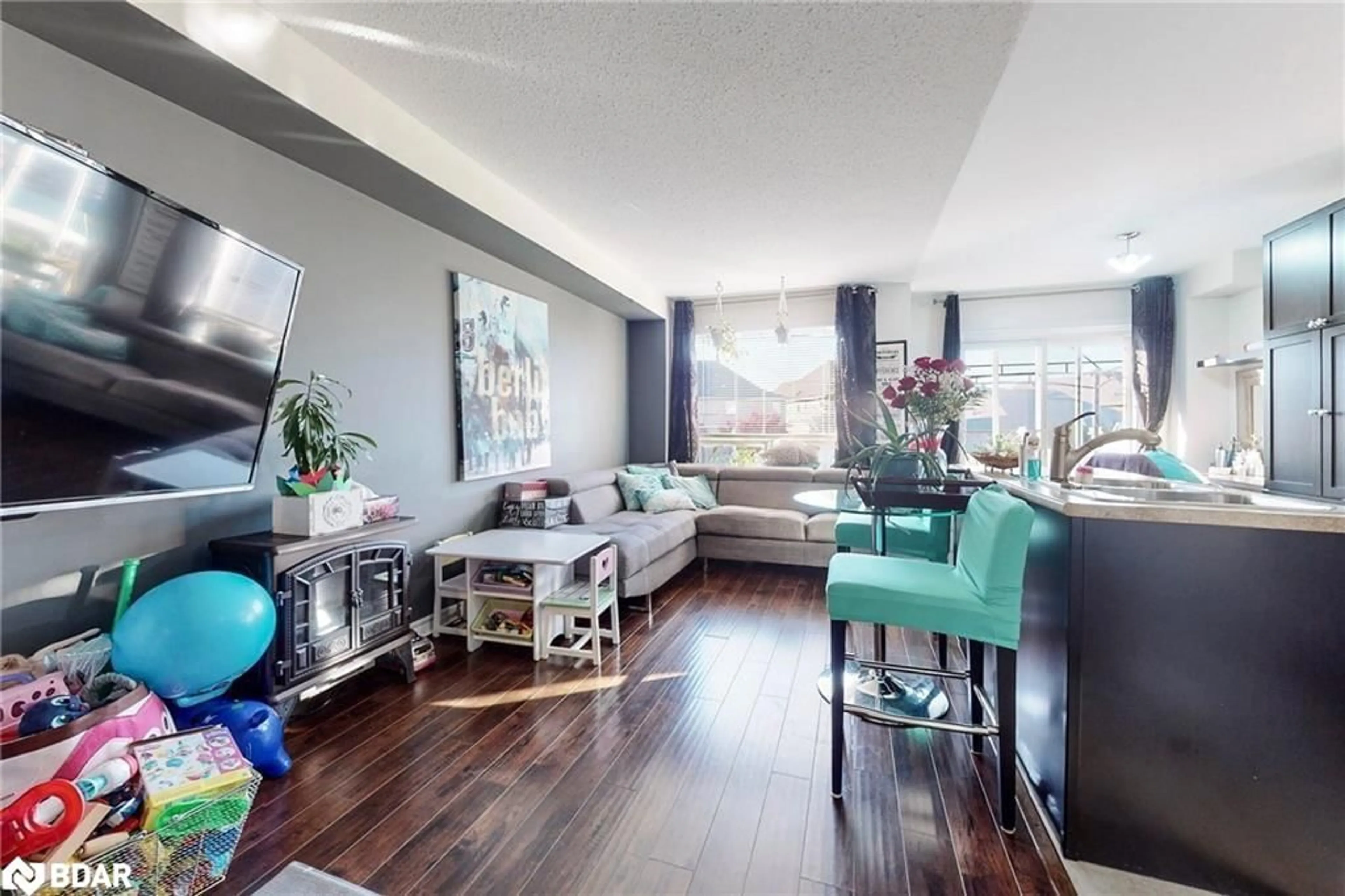 Living room with furniture, wood/laminate floor for 28 Lancaster Crt, Barrie Ontario L4M 0G1