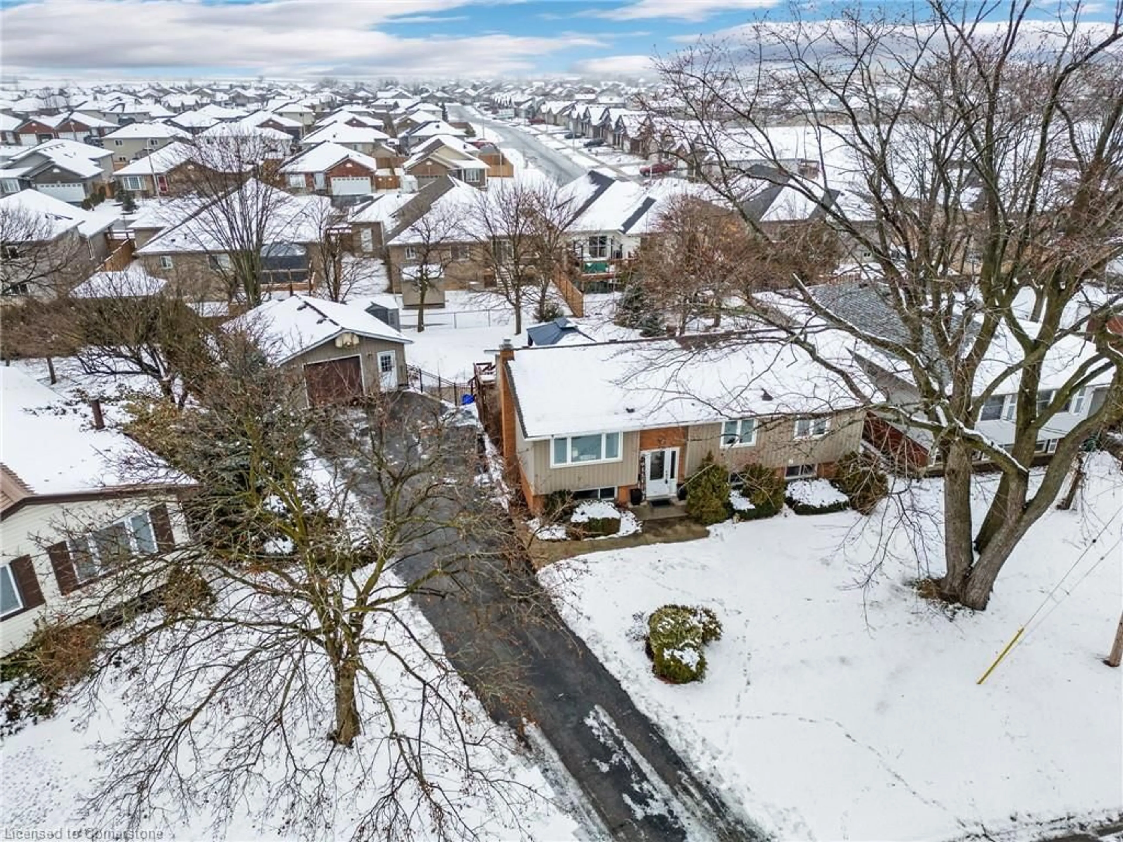 A pic from outside/outdoor area/front of a property/back of a property/a pic from drone, street for 26 Wardell Cres, Hagersville Ontario N0A 1H0