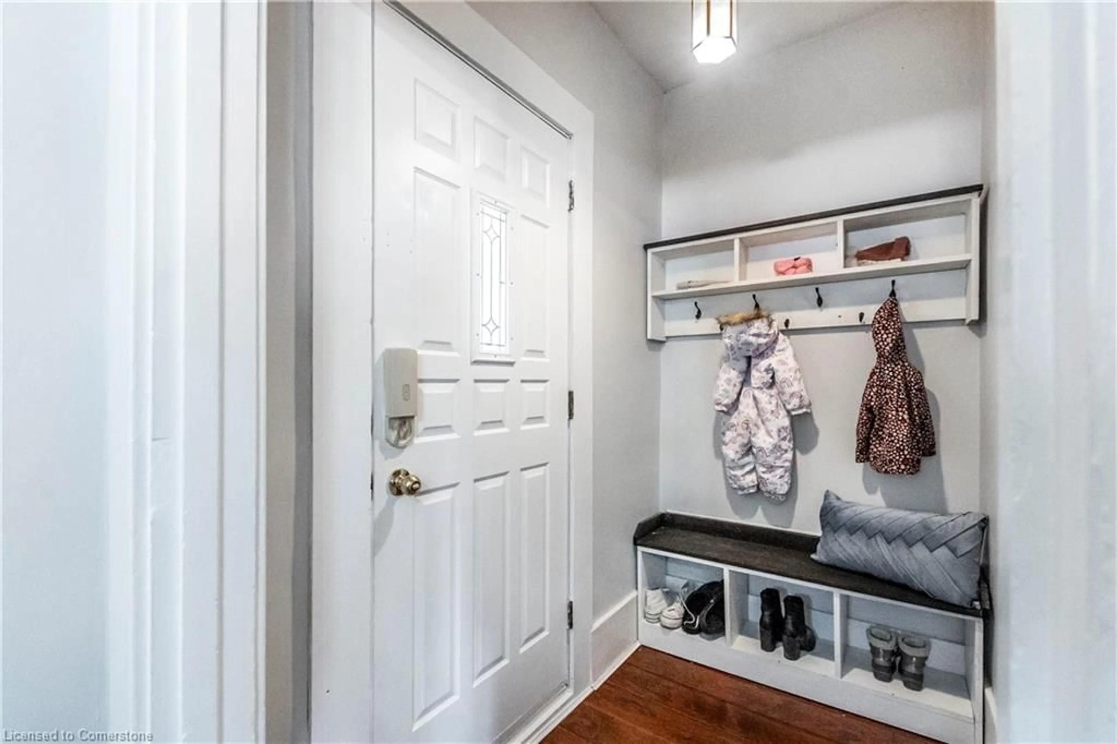 Indoor entryway for 139 Shetland St, Caledonia Ontario N3W 1B1