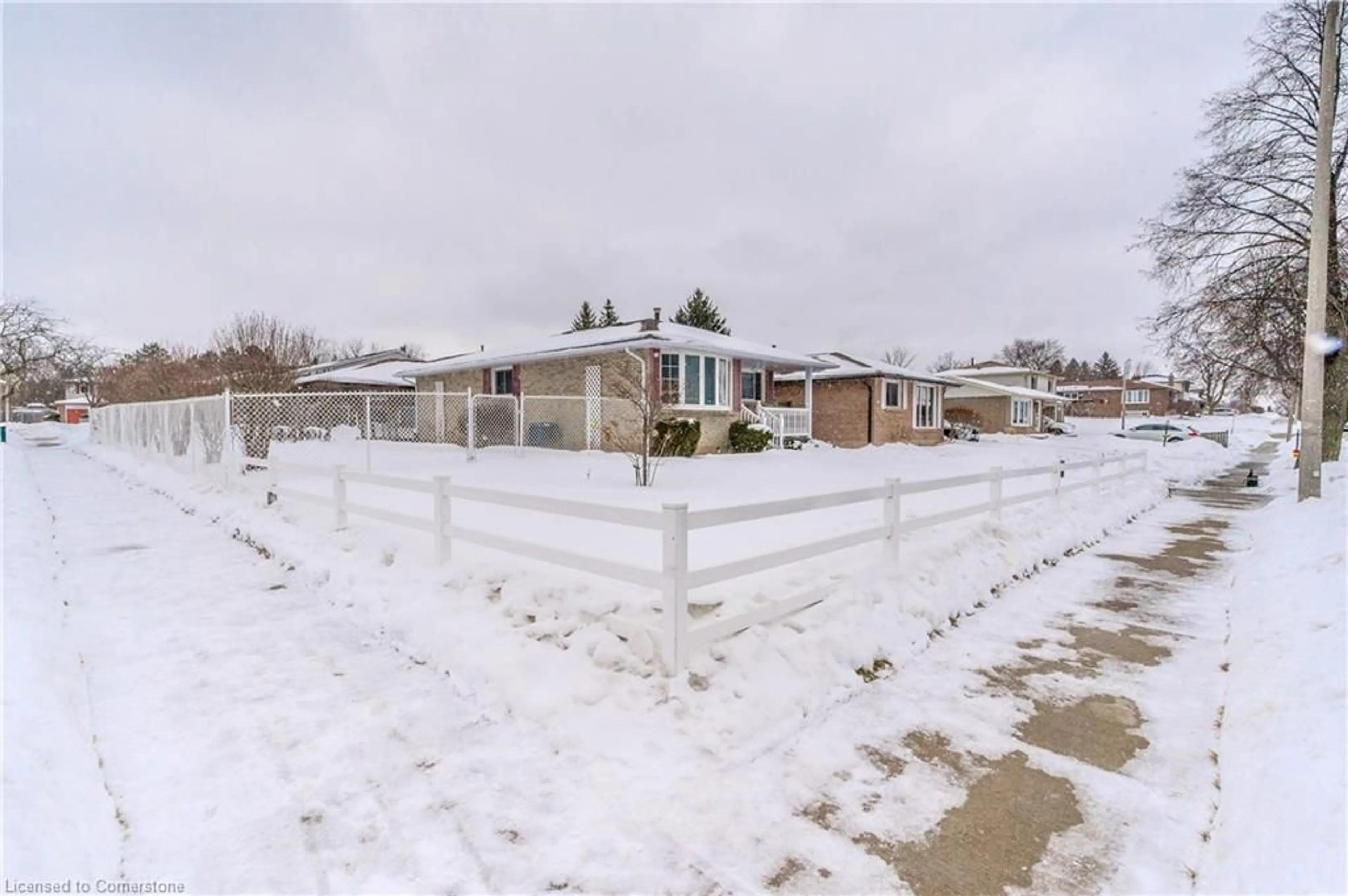 A pic from outside/outdoor area/front of a property/back of a property/a pic from drone, street for 260 Hazelglen Dr, Kitchener Ontario N2M 2E7