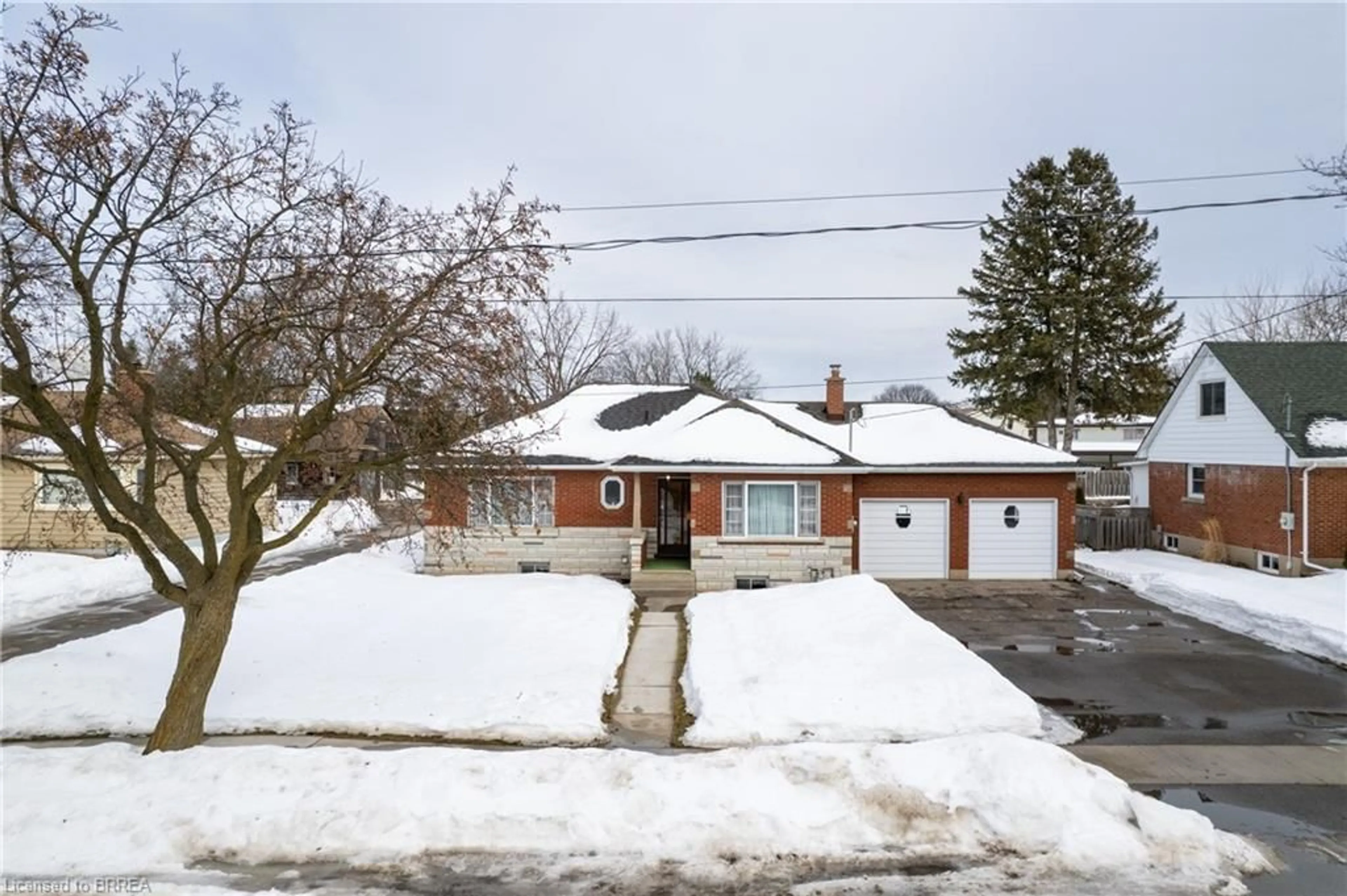 A pic from outside/outdoor area/front of a property/back of a property/a pic from drone, street for 23 Elmwood Ave, Brantford Ontario N3R 2J9