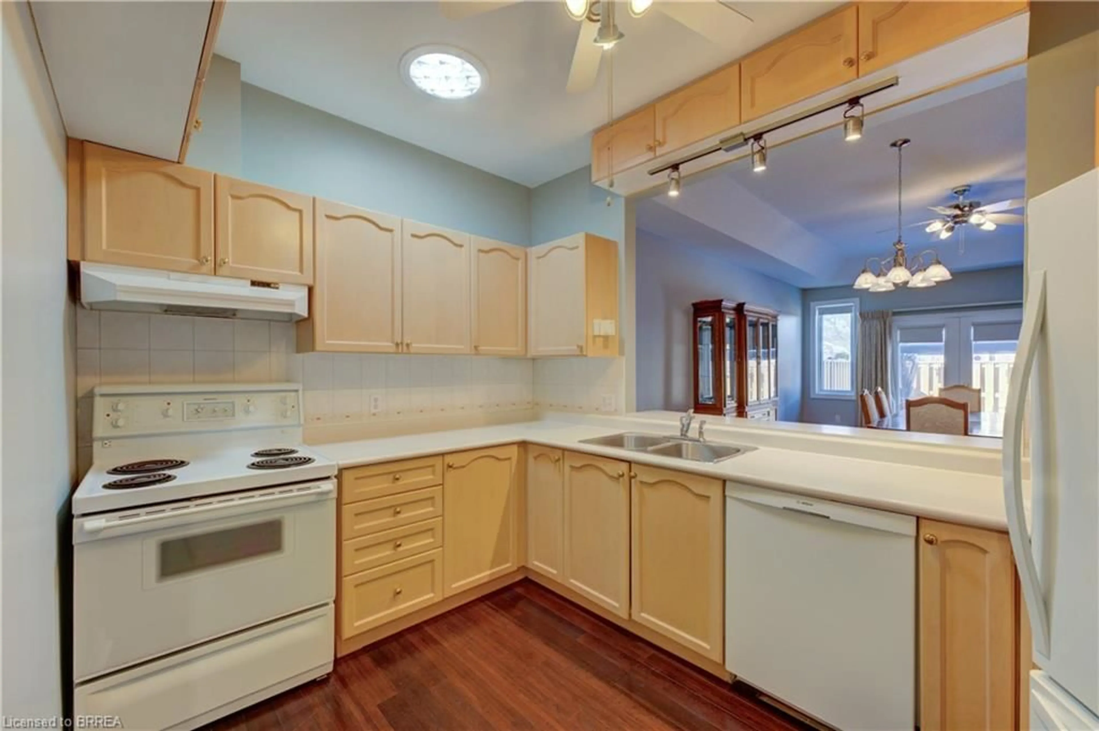 Standard kitchen, unknown for 92 Twentyplace Blvd #38, Glanbrook Ontario L0R 1W0