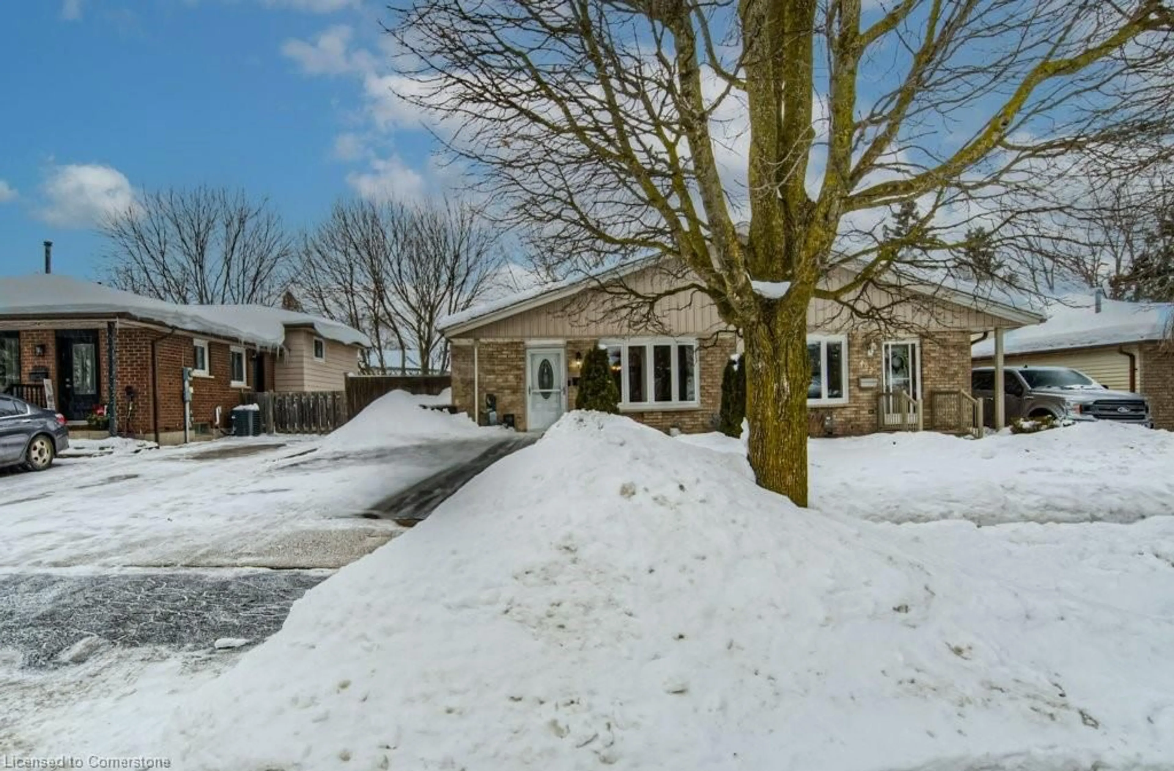 A pic from outside/outdoor area/front of a property/back of a property/a pic from drone, street for 462 Drummerhill Cres #A, Waterloo Ontario N2T 1G4