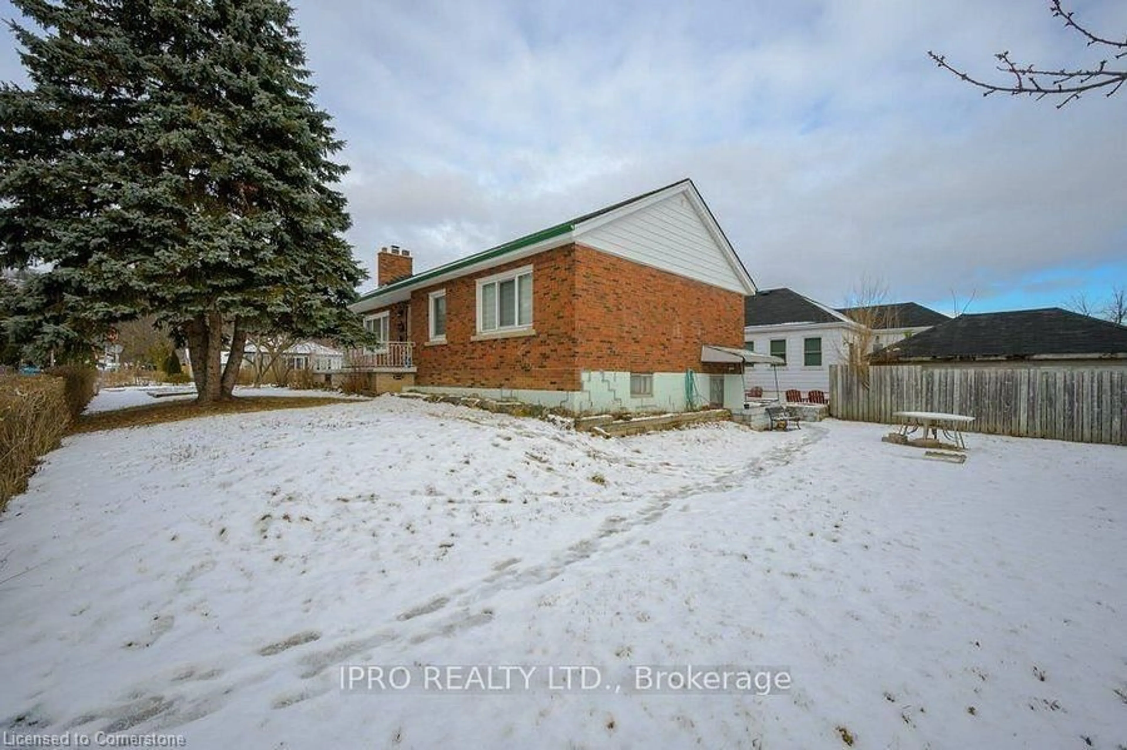 A pic from outside/outdoor area/front of a property/back of a property/a pic from drone, street for 41 Dumbarton Ave, Hamilton Ontario L8K 5B5