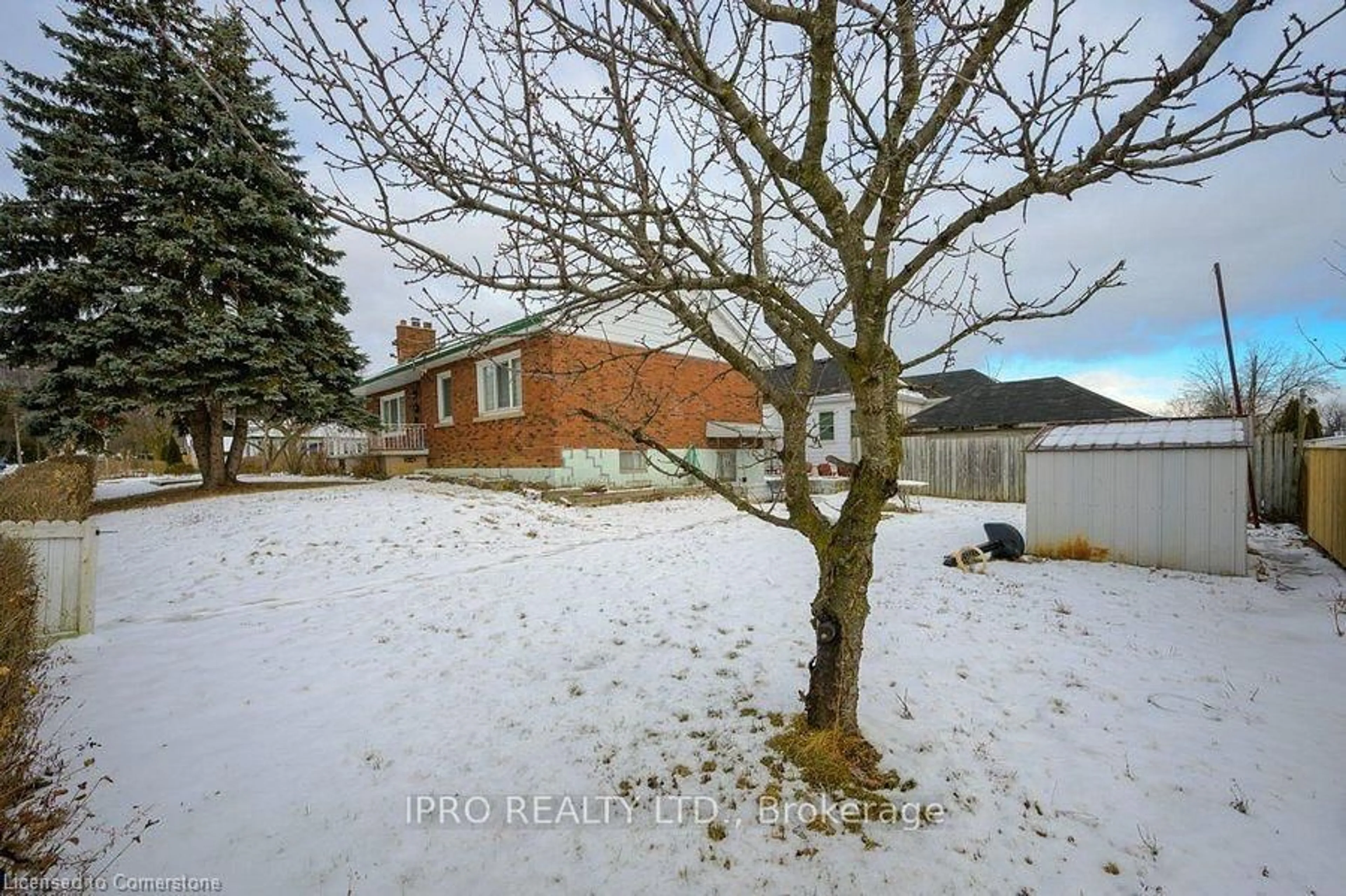 A pic from outside/outdoor area/front of a property/back of a property/a pic from drone, street for 41 Dumbarton Ave, Hamilton Ontario L8K 5B5