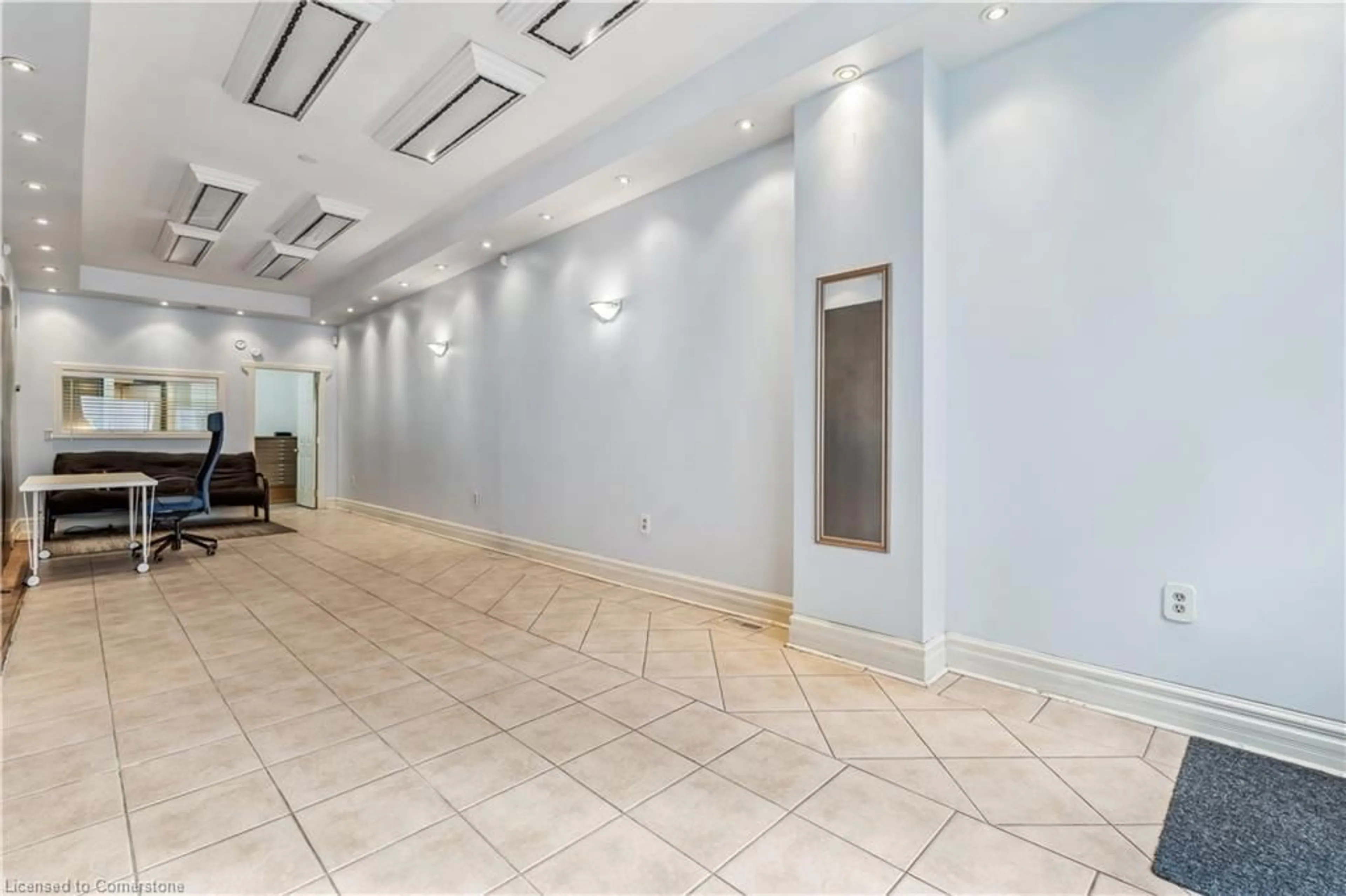 Indoor foyer for 197 King St, Hamilton Ontario L8N 1B3