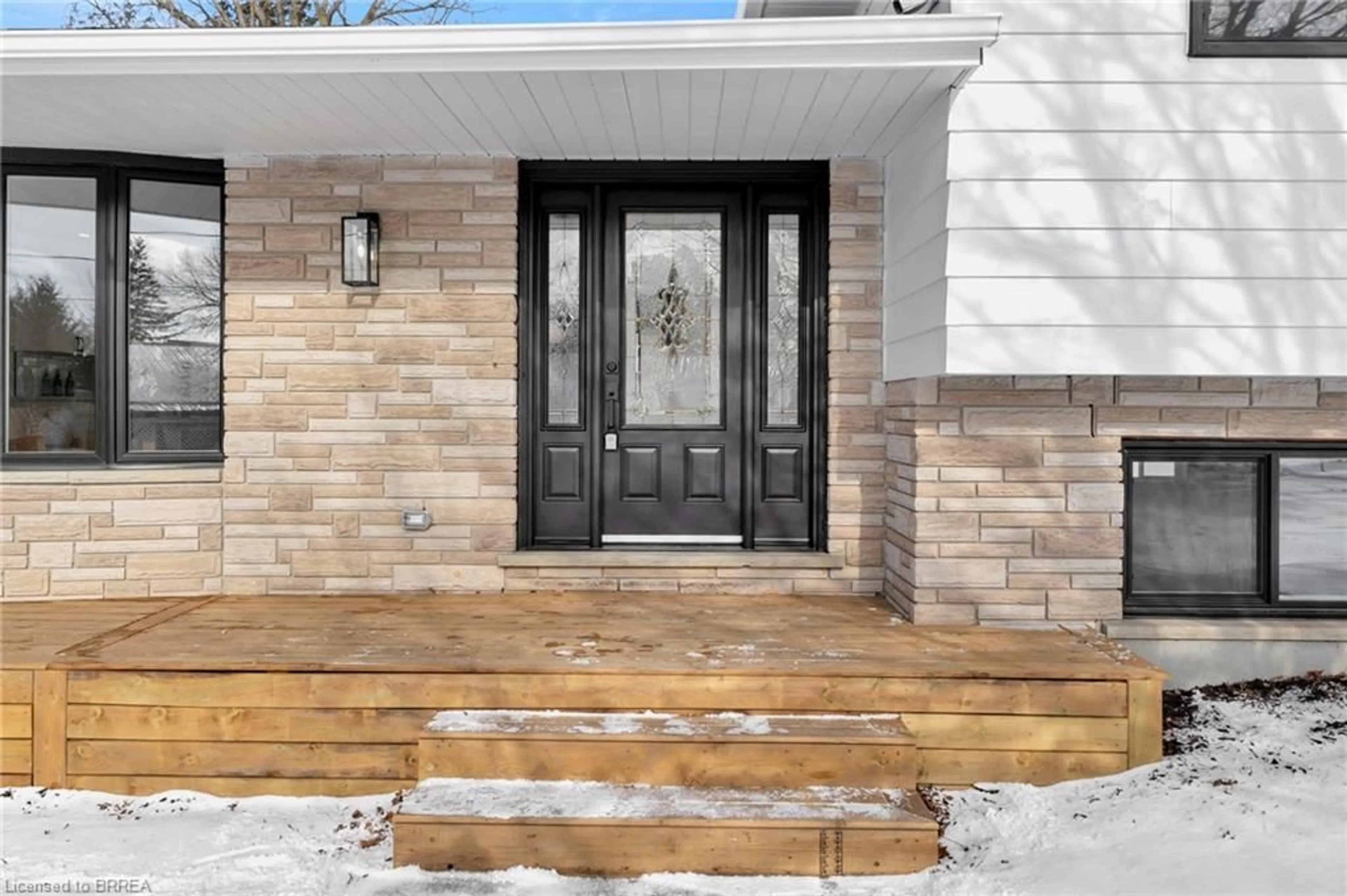 Indoor entryway for 47 Sovereign St, Waterford Ontario N0E 1Y0