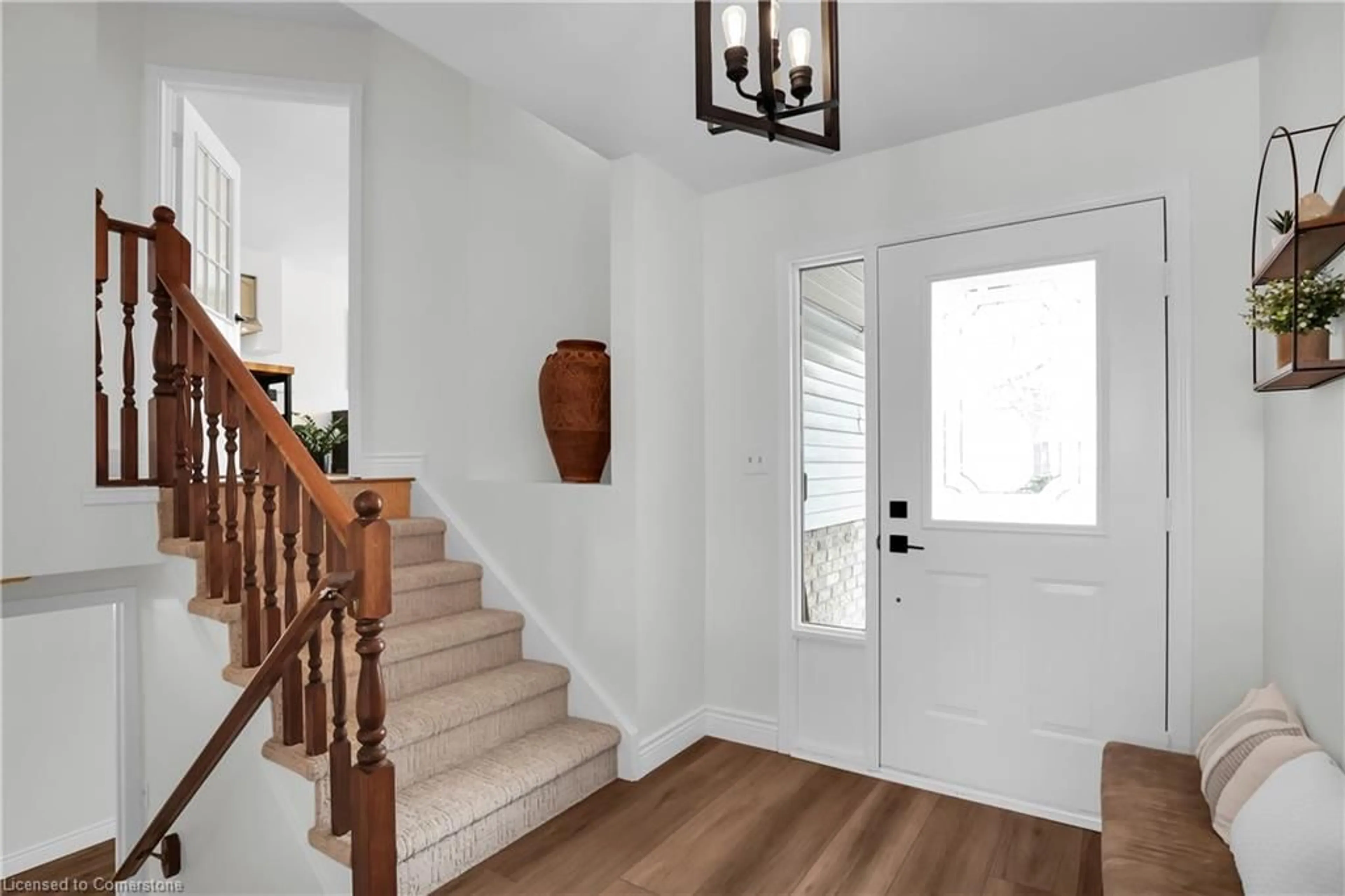 Indoor entryway for 4943 Homestead Dr, Beamsville Ontario L3J 0C7