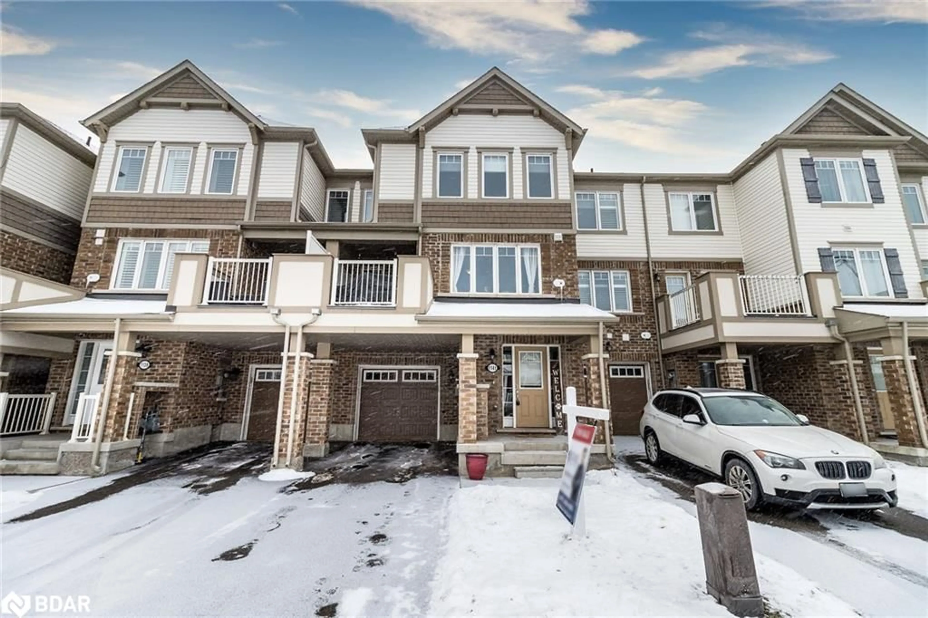 A pic from outside/outdoor area/front of a property/back of a property/a pic from drone, street for 1141 Duignan Crescent Cres, Milton Ontario L9T 7K6