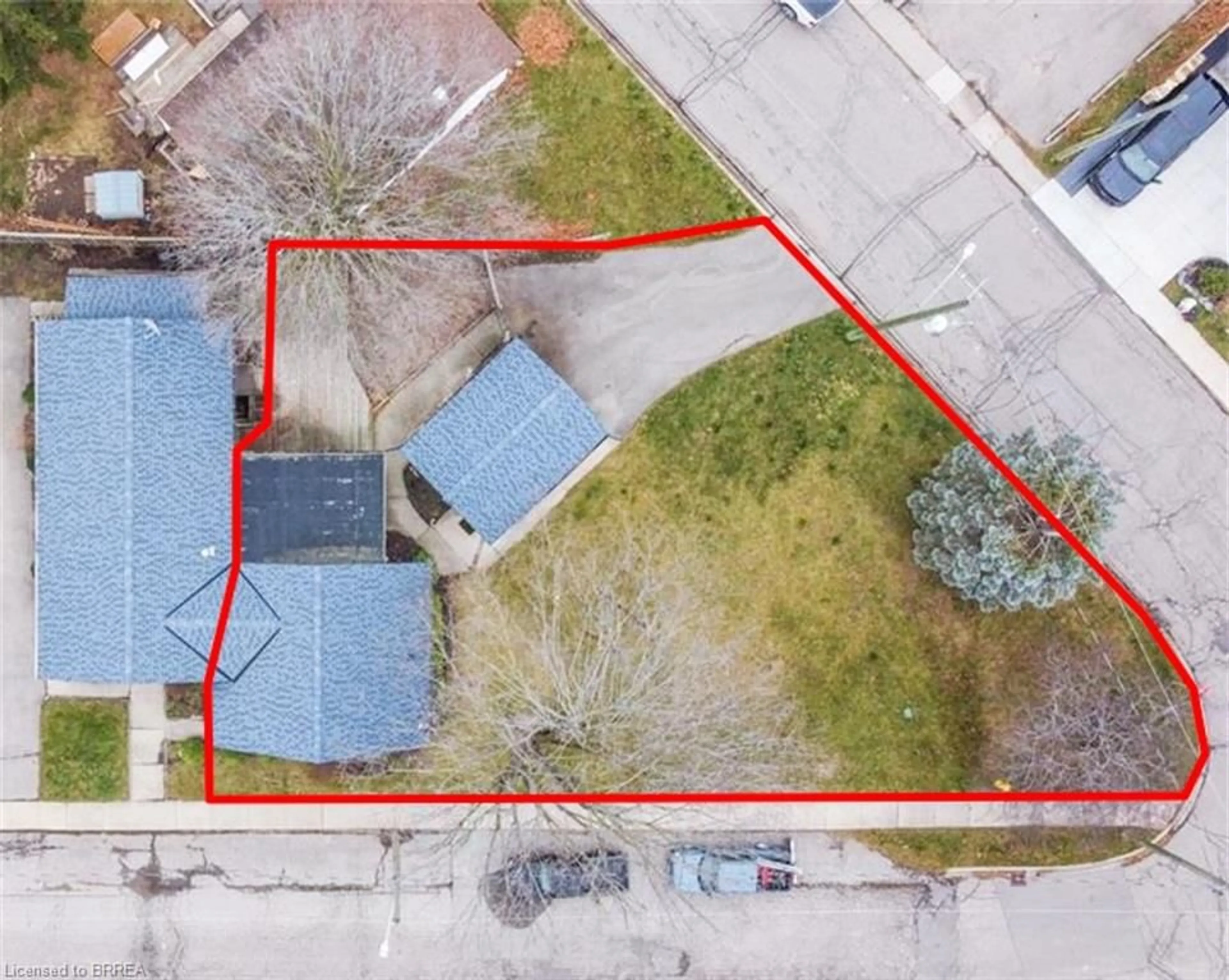 A pic from outside/outdoor area/front of a property/back of a property/a pic from drone, street for 19-B Creeden St, Paris Ontario N3L 2B8