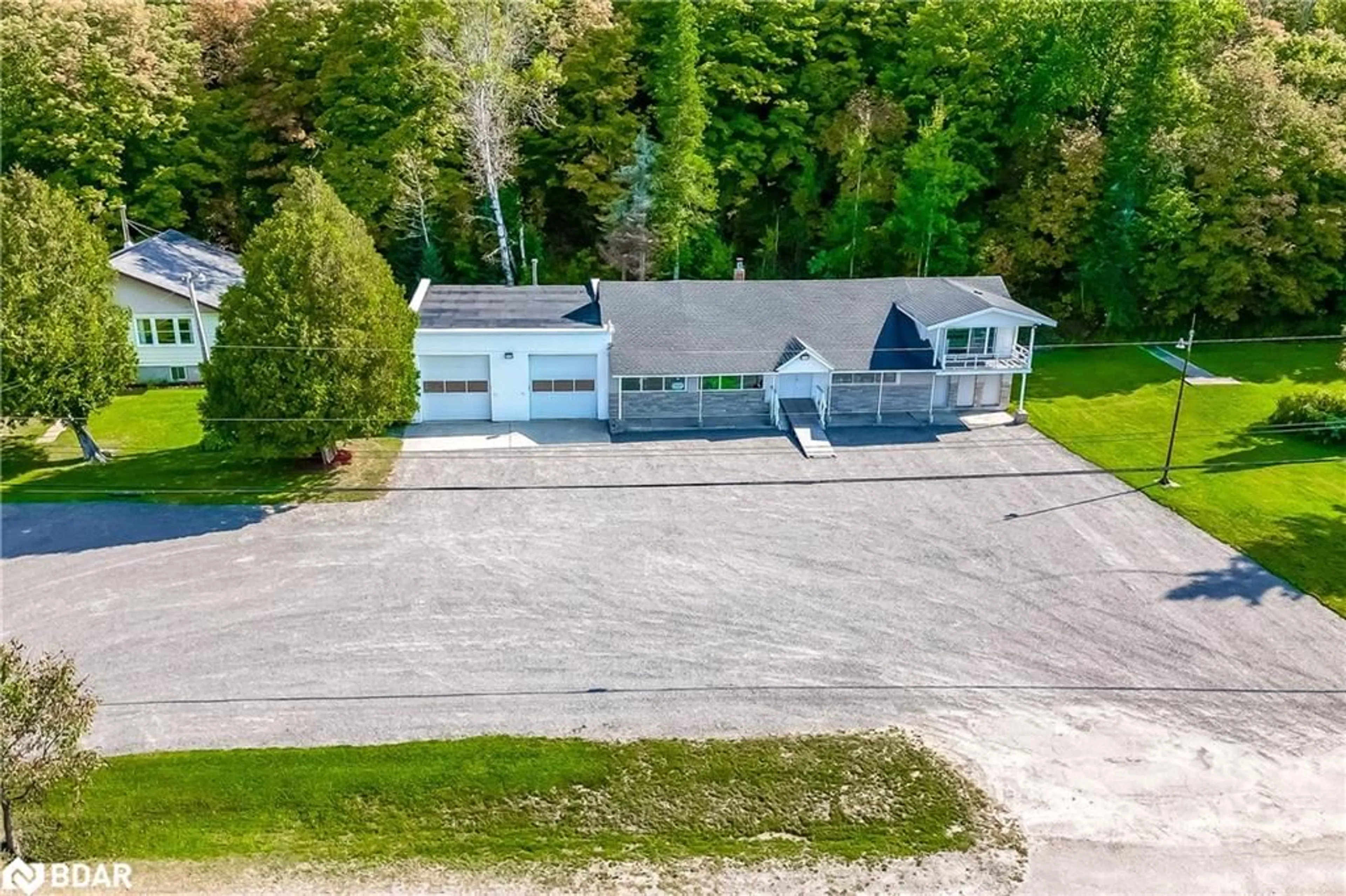 A pic from outside/outdoor area/front of a property/back of a property/a pic from drone, building for 949 Raymond Rd, Utterson Ontario P0B 1M0