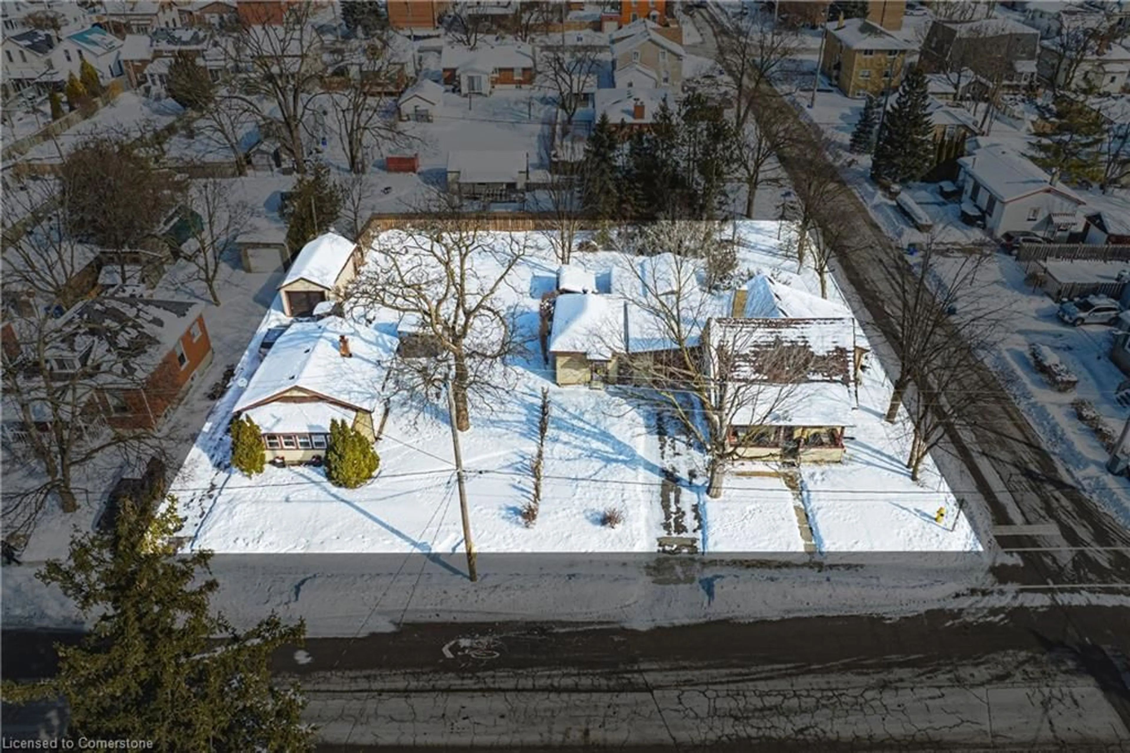 A pic from outside/outdoor area/front of a property/back of a property/a pic from drone, unknown for 1279 Hamilton St, Cambridge Ontario N3H 3G4