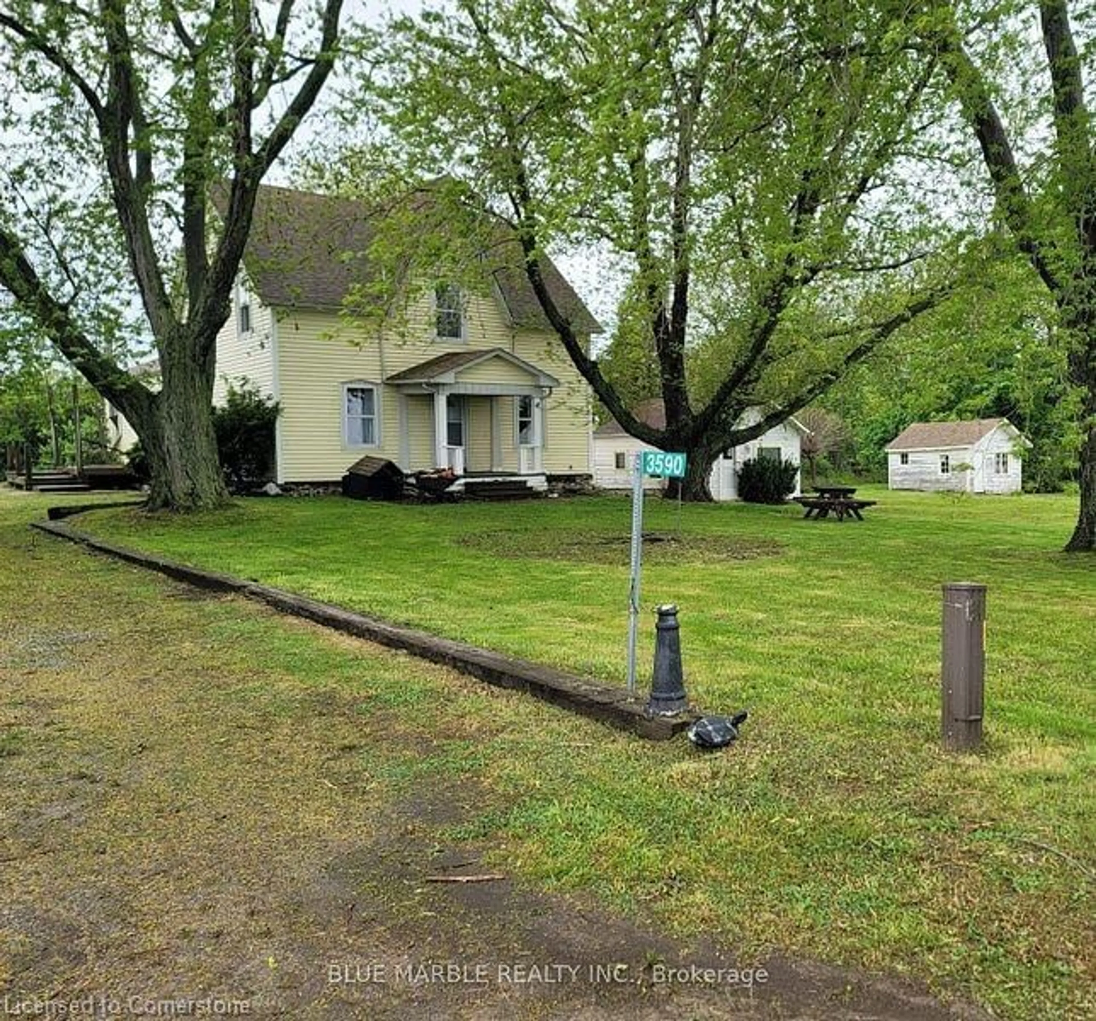 A pic from outside/outdoor area/front of a property/back of a property/a pic from drone, street for 3590 Lakeshore Rd, Peel Ontario L0R 1B1