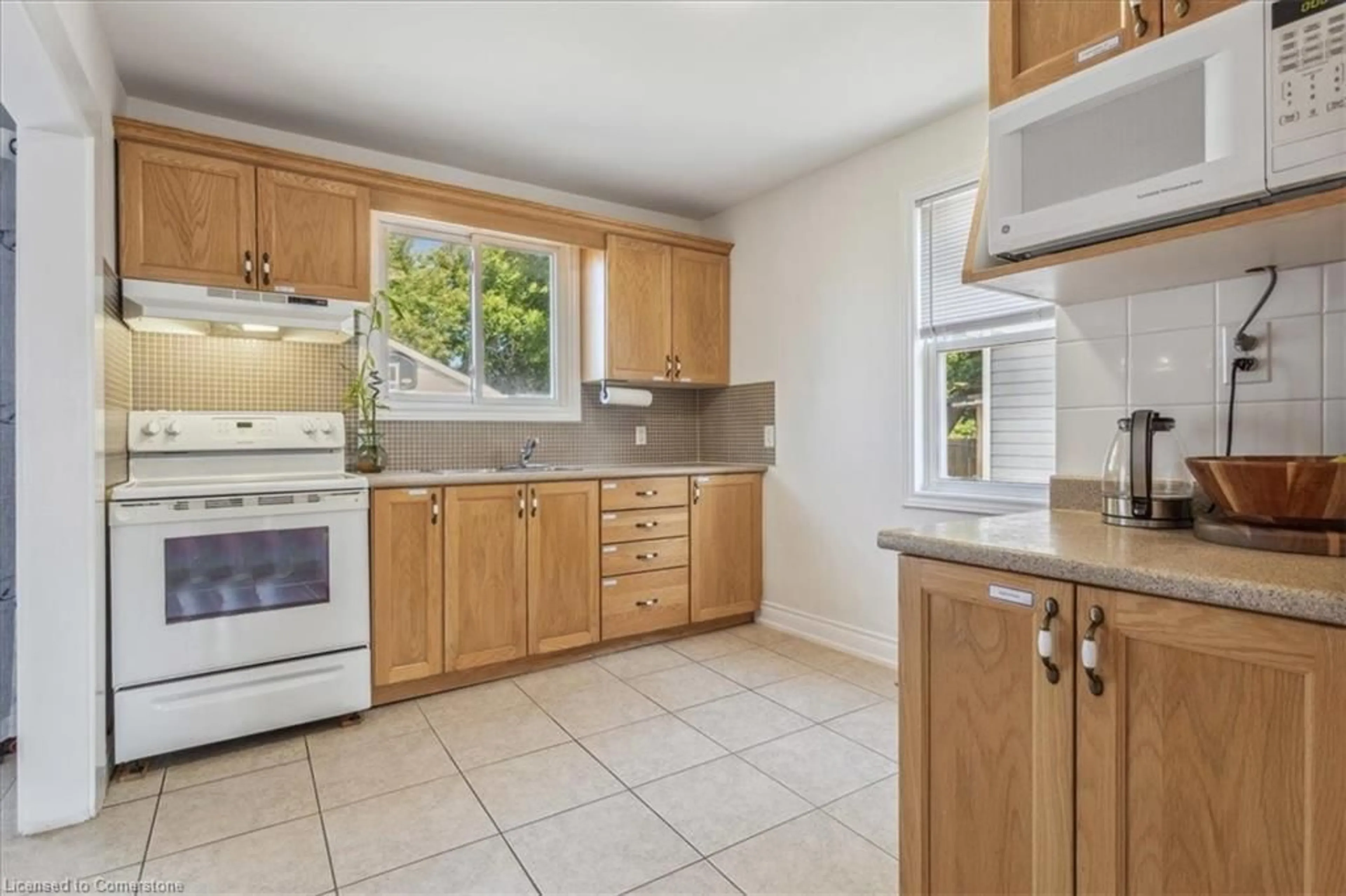 Standard kitchen, ceramic/tile floor for 91 Page St, St. Catharines Ontario L2R 4A8