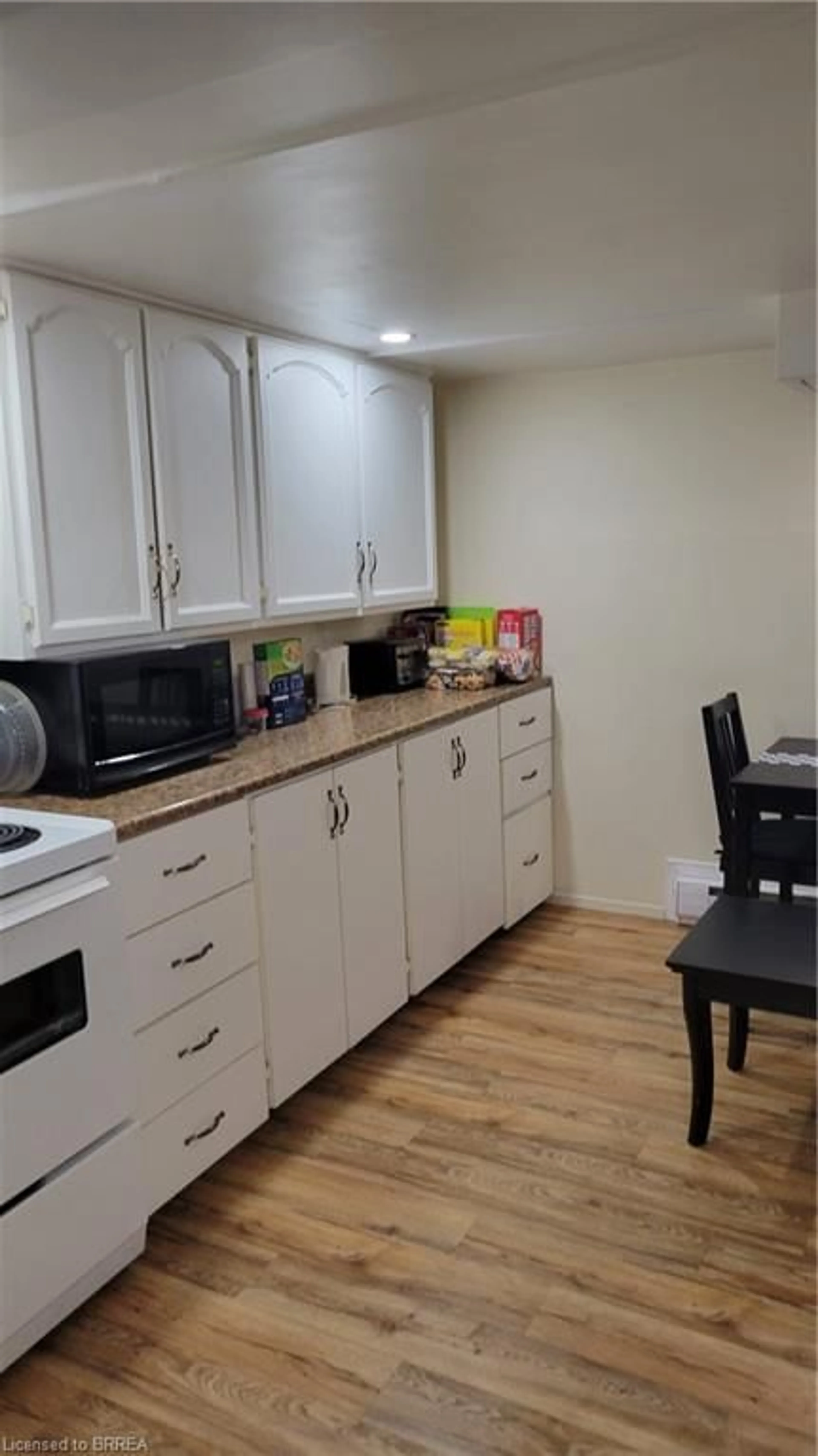 Standard kitchen, wood/laminate floor for 33 Nelson St, Brantford Ontario N3T 2M7