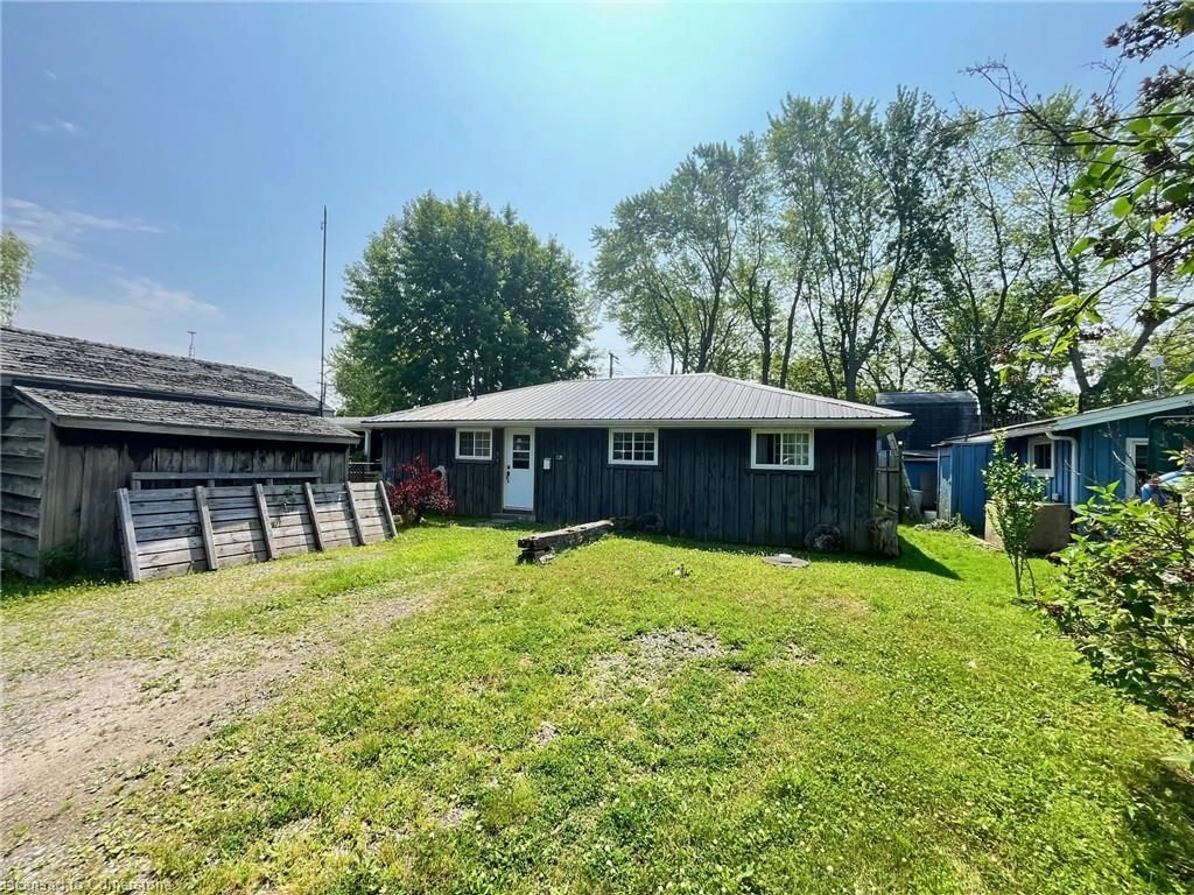 A pic from outside/outdoor area/front of a property/back of a property/a pic from drone, street for 2030 First Ave, Selkirk Ontario N0A 1P0