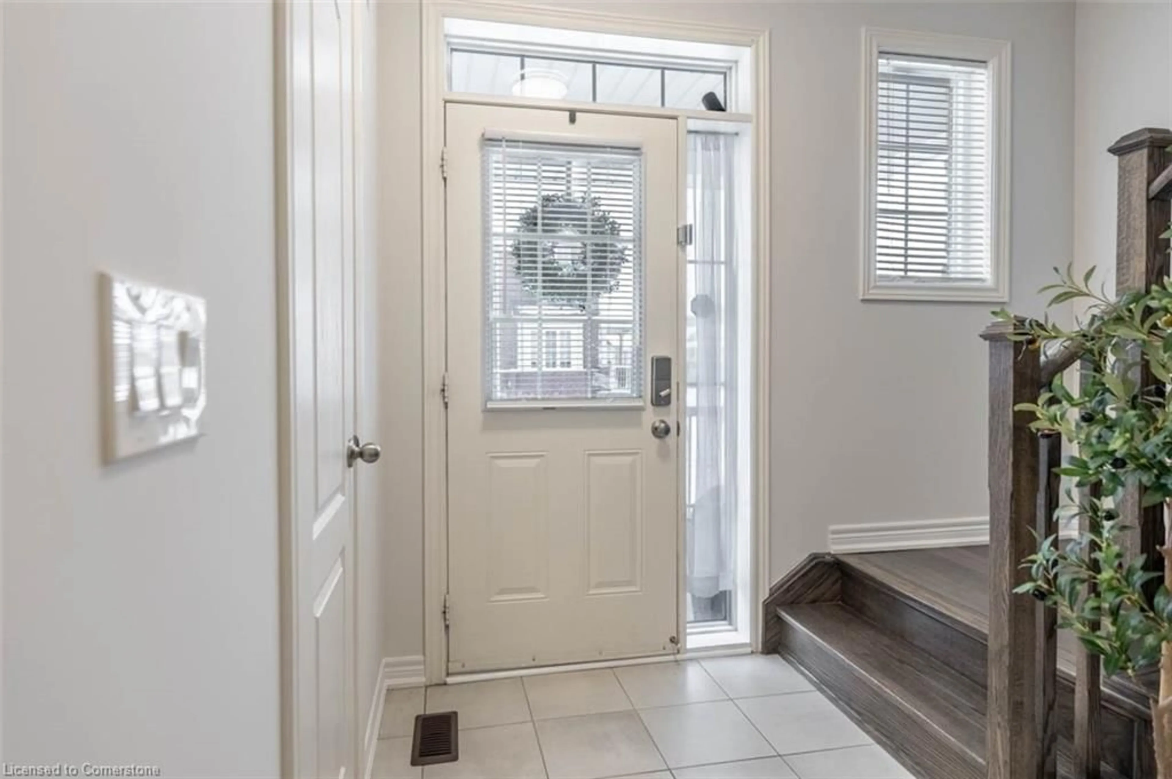 Indoor entryway for 1521 Carr Landng, Milton Ontario L9E 1H2