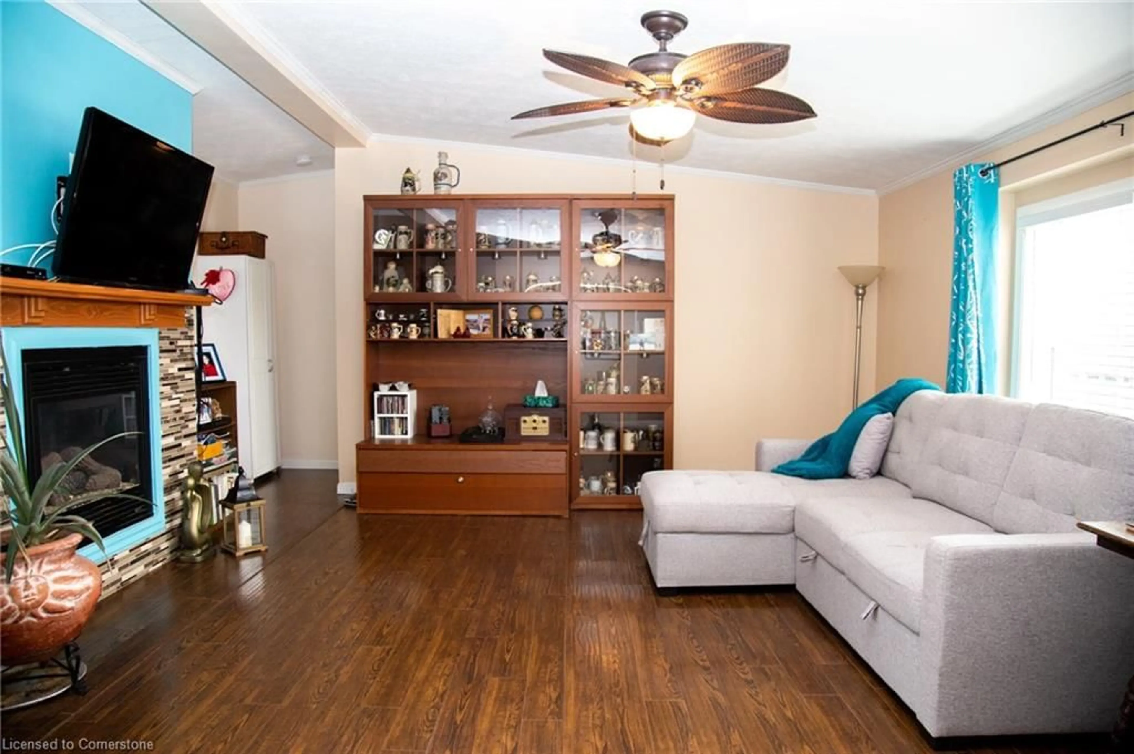 Living room with furniture, wood/laminate floor for 22 Cricklewood Cres, Nanticoke Ontario N0A 1L0