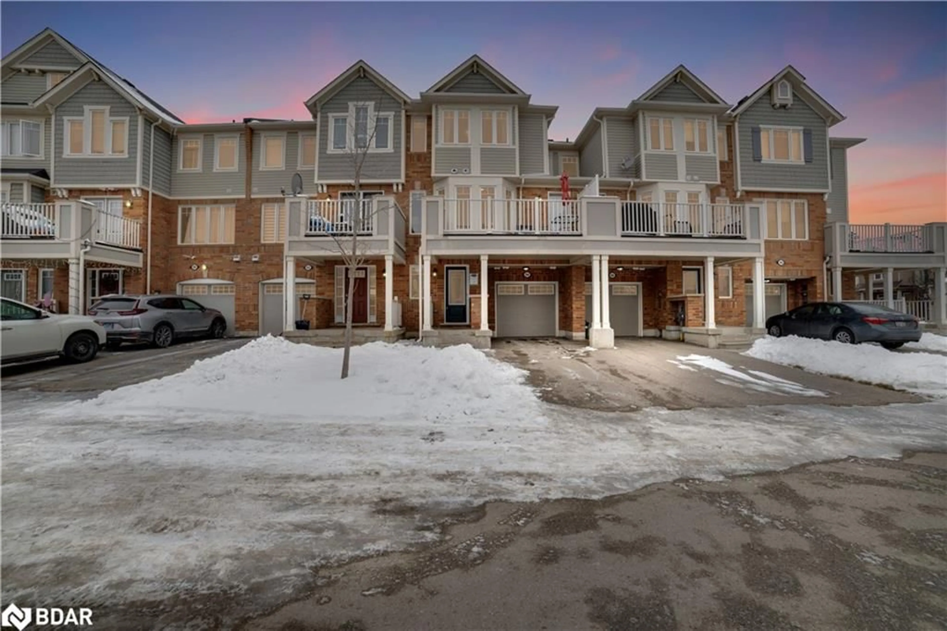 A pic from outside/outdoor area/front of a property/back of a property/a pic from drone, street for 94 Suitor Crt, Milton Ontario L9T 8R9