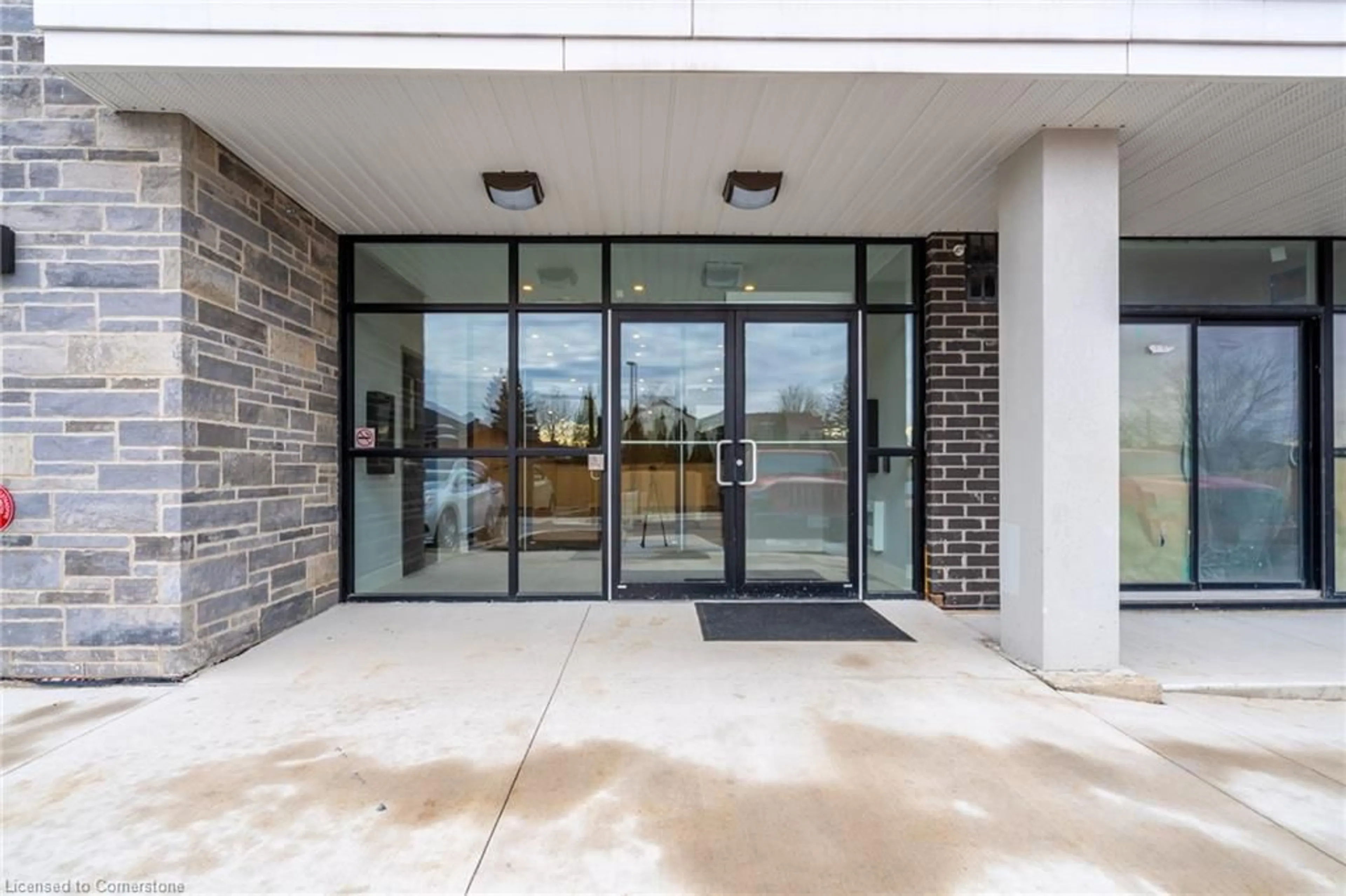 Indoor foyer for 120 Springvalley Cres #302, Hamilton Ontario L9C 0E4