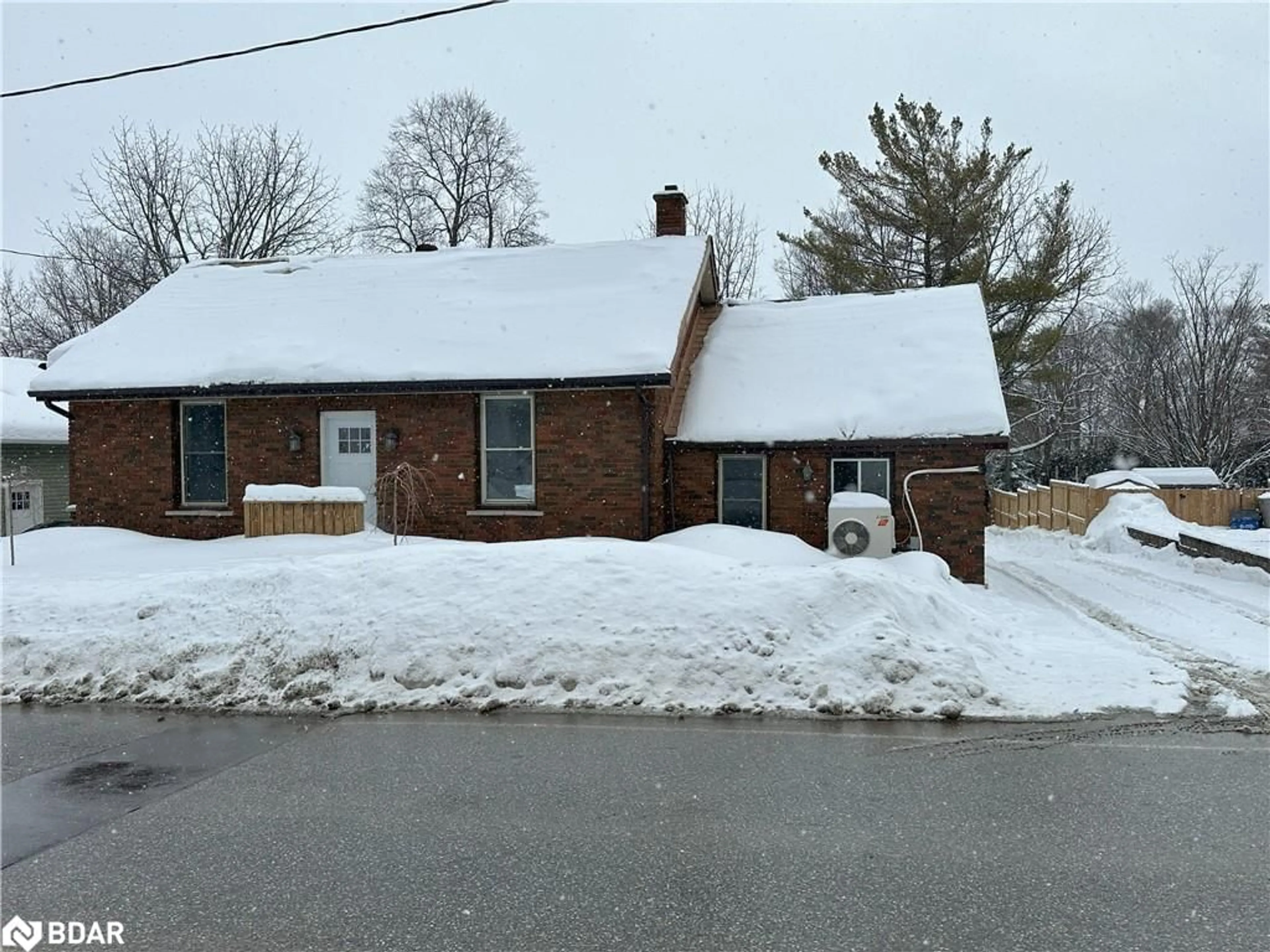 A pic from outside/outdoor area/front of a property/back of a property/a pic from drone, street for 47 Grove St, Barrie Ontario L4M 2N9
