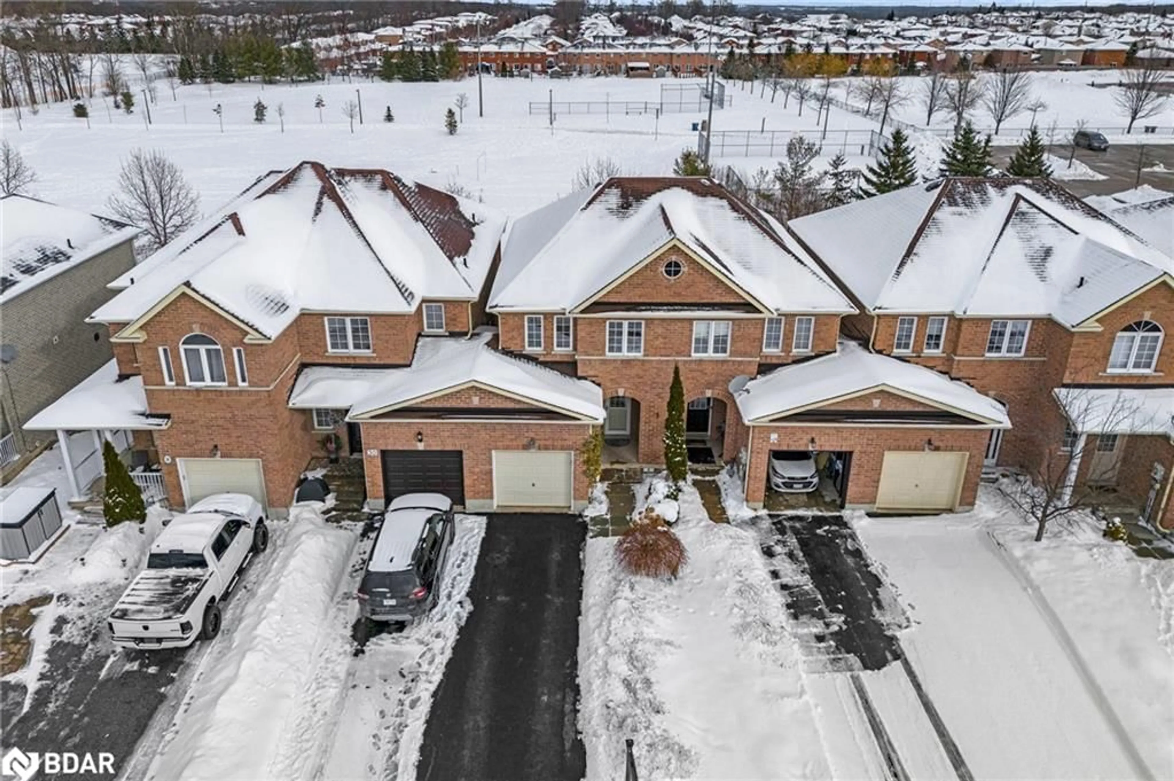 A pic from outside/outdoor area/front of a property/back of a property/a pic from drone, street for 32 Arch Brown Crt, Barrie Ontario L4M 0C6