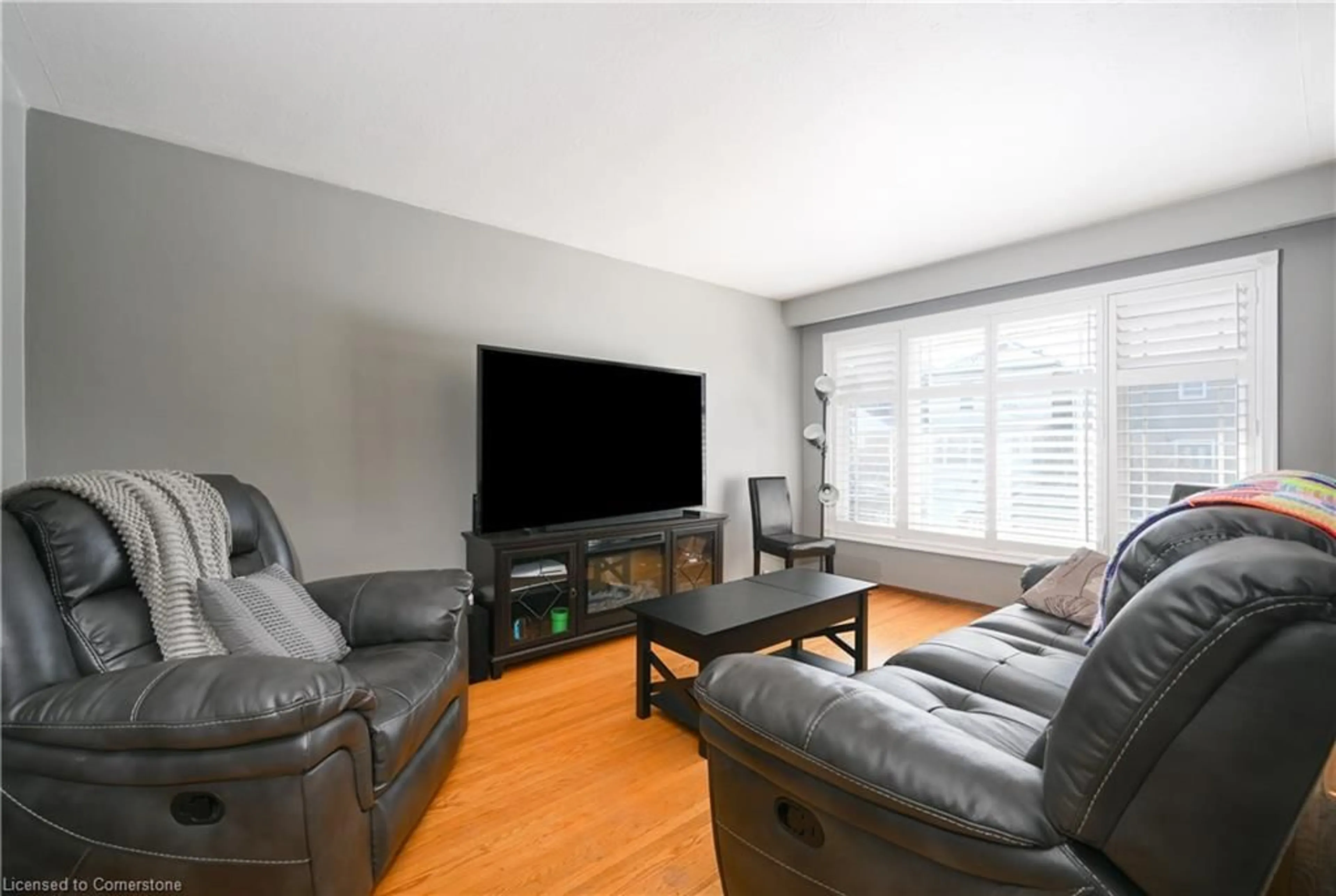 Living room with furniture, wood/laminate floor for 67 Burton St, Hamilton Ontario L8L 3R2