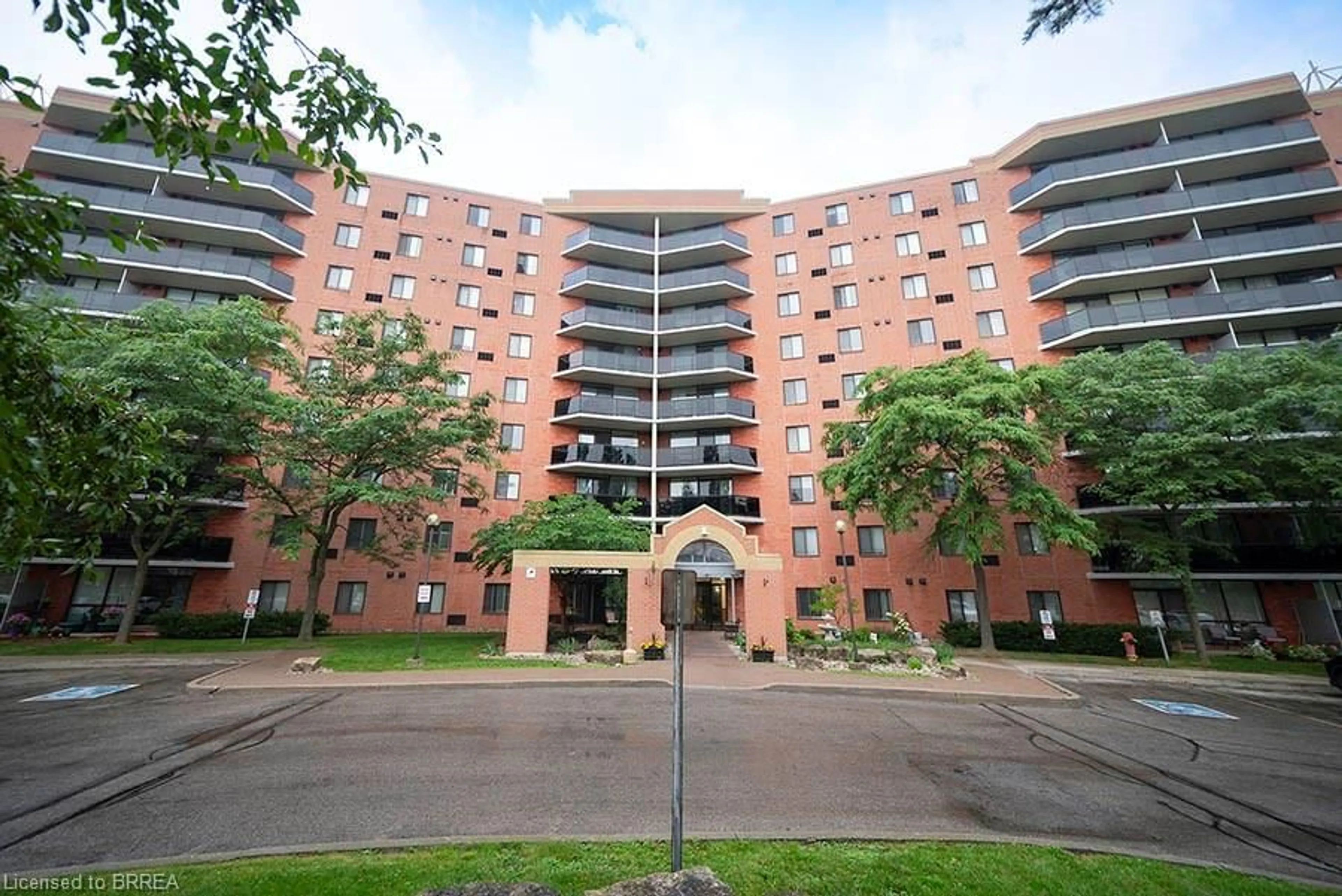 Patio, building for 9 Bonheur Crt #803, Brantford Ontario N3P 1Z5