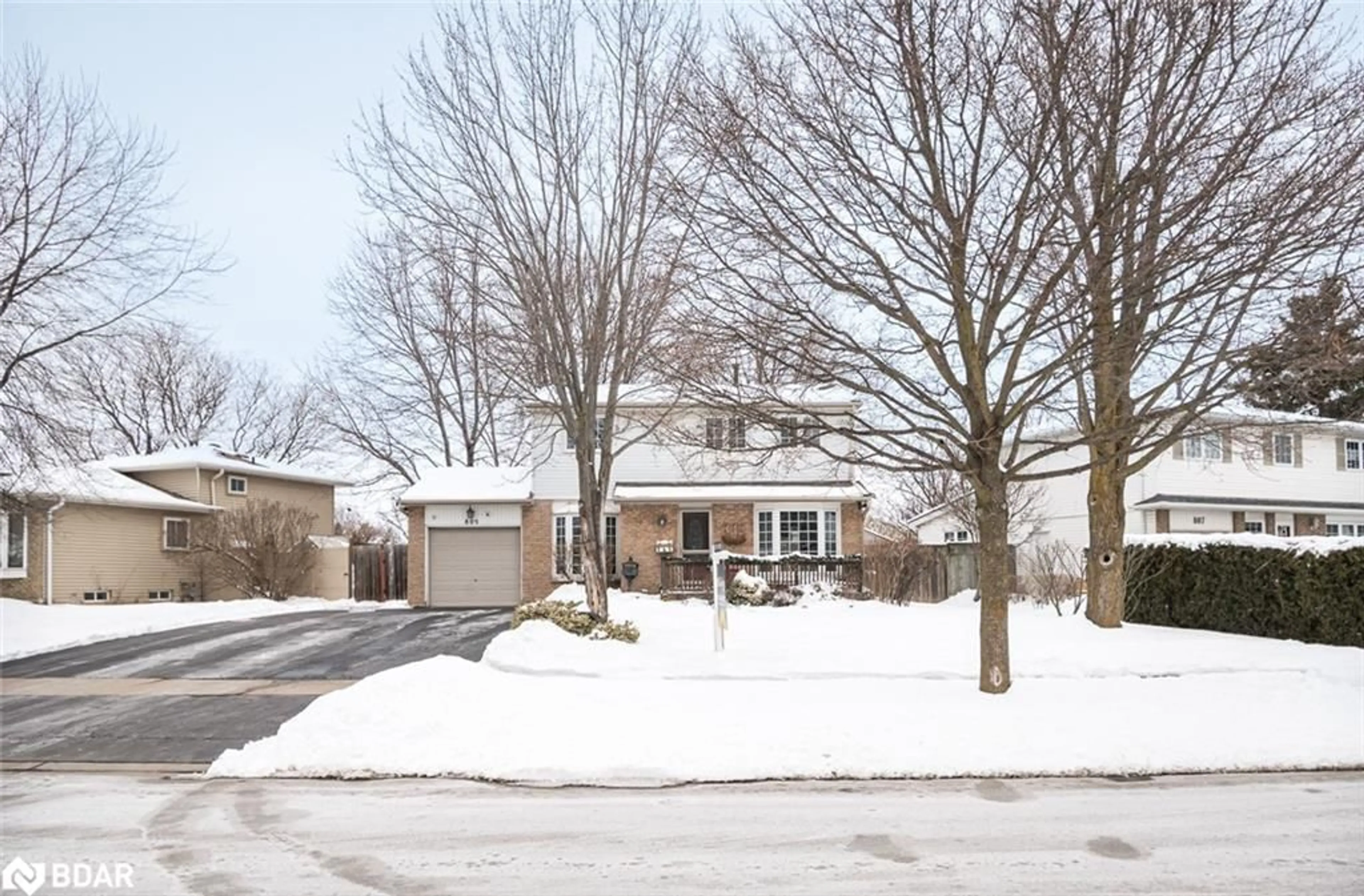 A pic from outside/outdoor area/front of a property/back of a property/a pic from drone, street for 805 Cabot Trail, Milton Ontario L9T 3S7