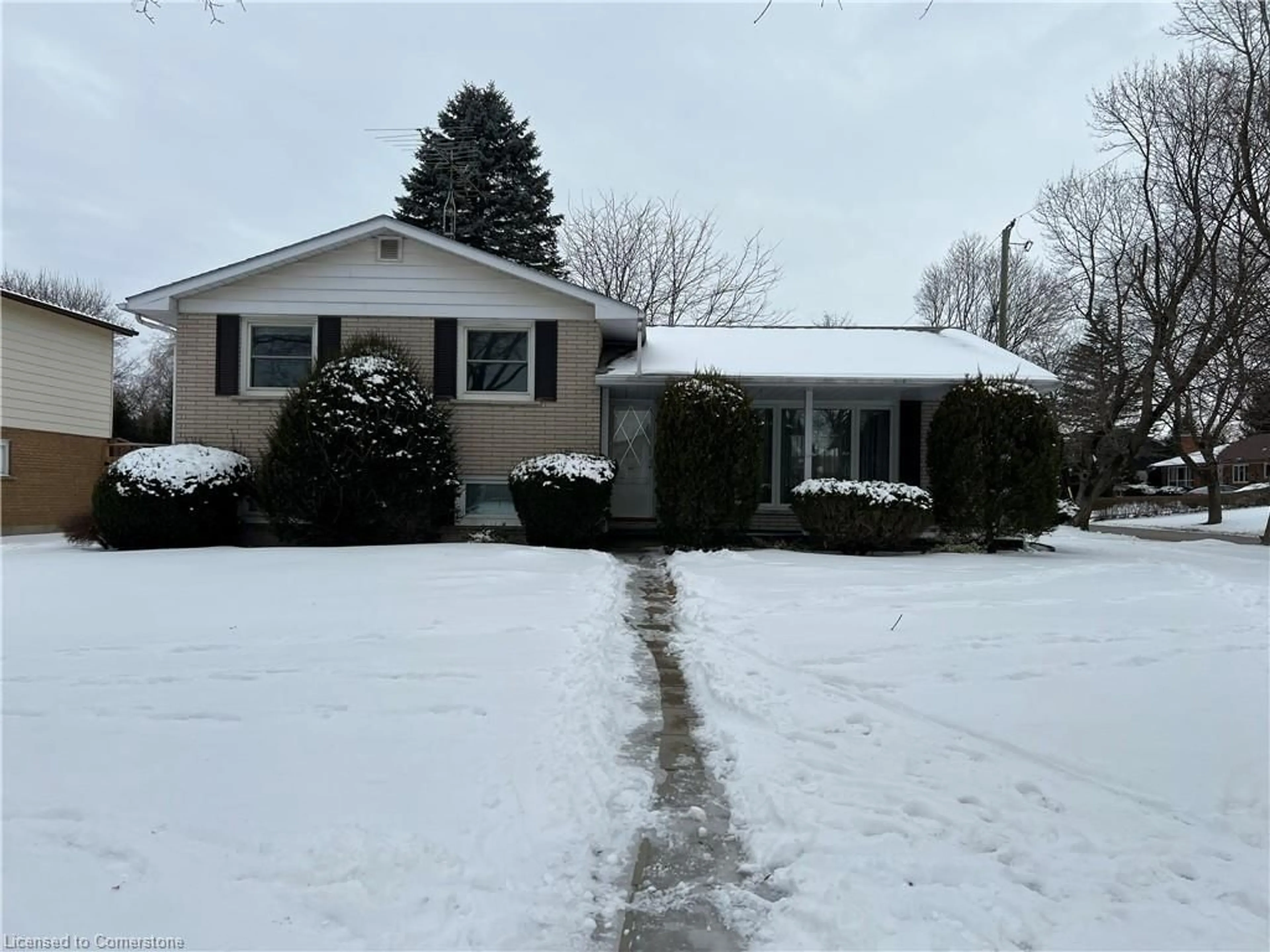 Home with vinyl exterior material, street for 6 Holden Ave, Simcoe Ontario N3Y 4E2